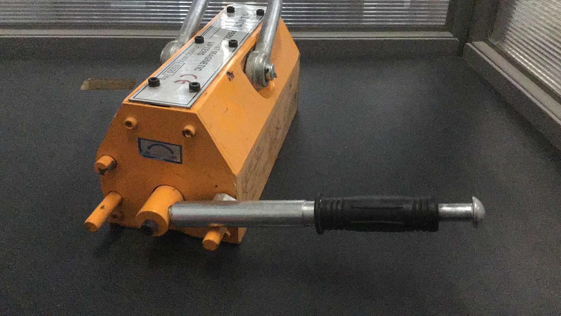 Photo 1 of VEVOR PERMANENT MAGNETIC LIFTER 1500KGS/3300LBS