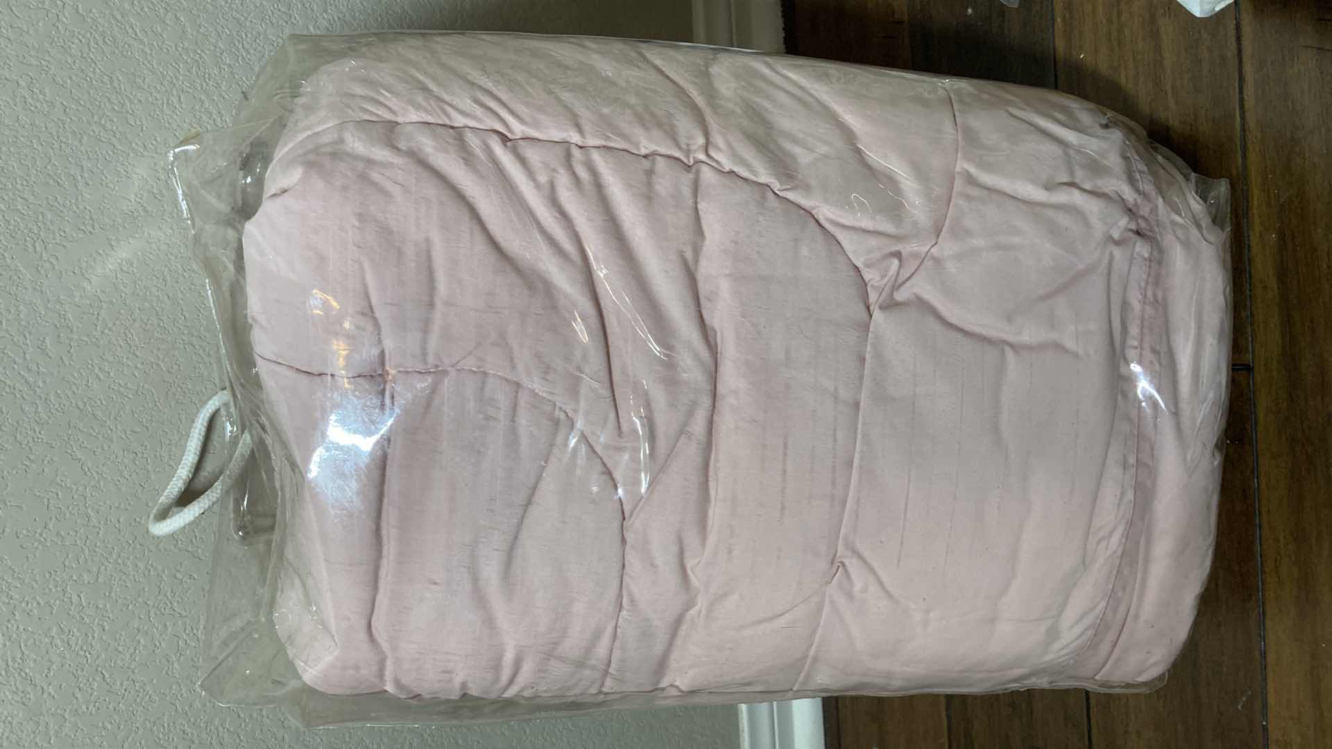 Photo 1 of COMFORTERS FULL/ QUEEN SIZE (4)