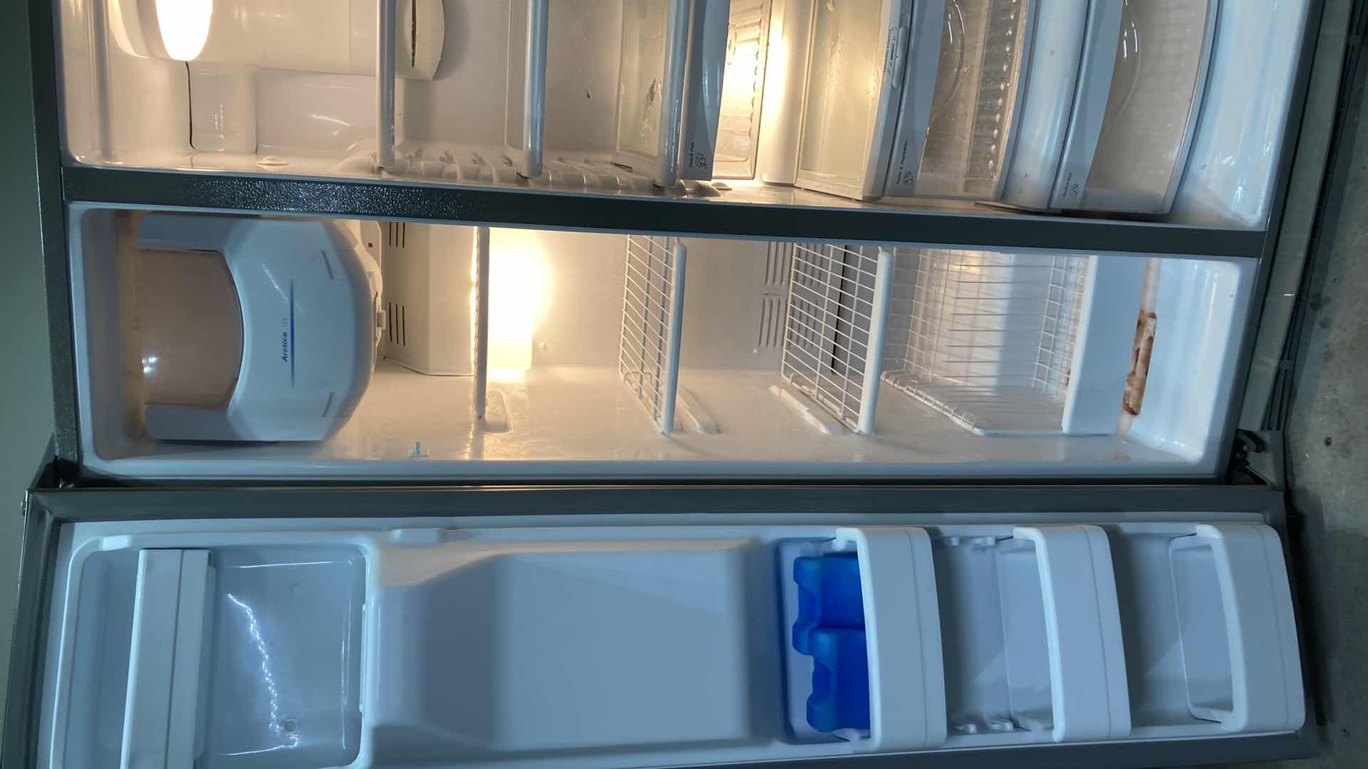 Photo 1 of GE STAINLESS STEEL SIDE BY SIDE REFRIGERATOR MODEL GSHS6HGDBCSS