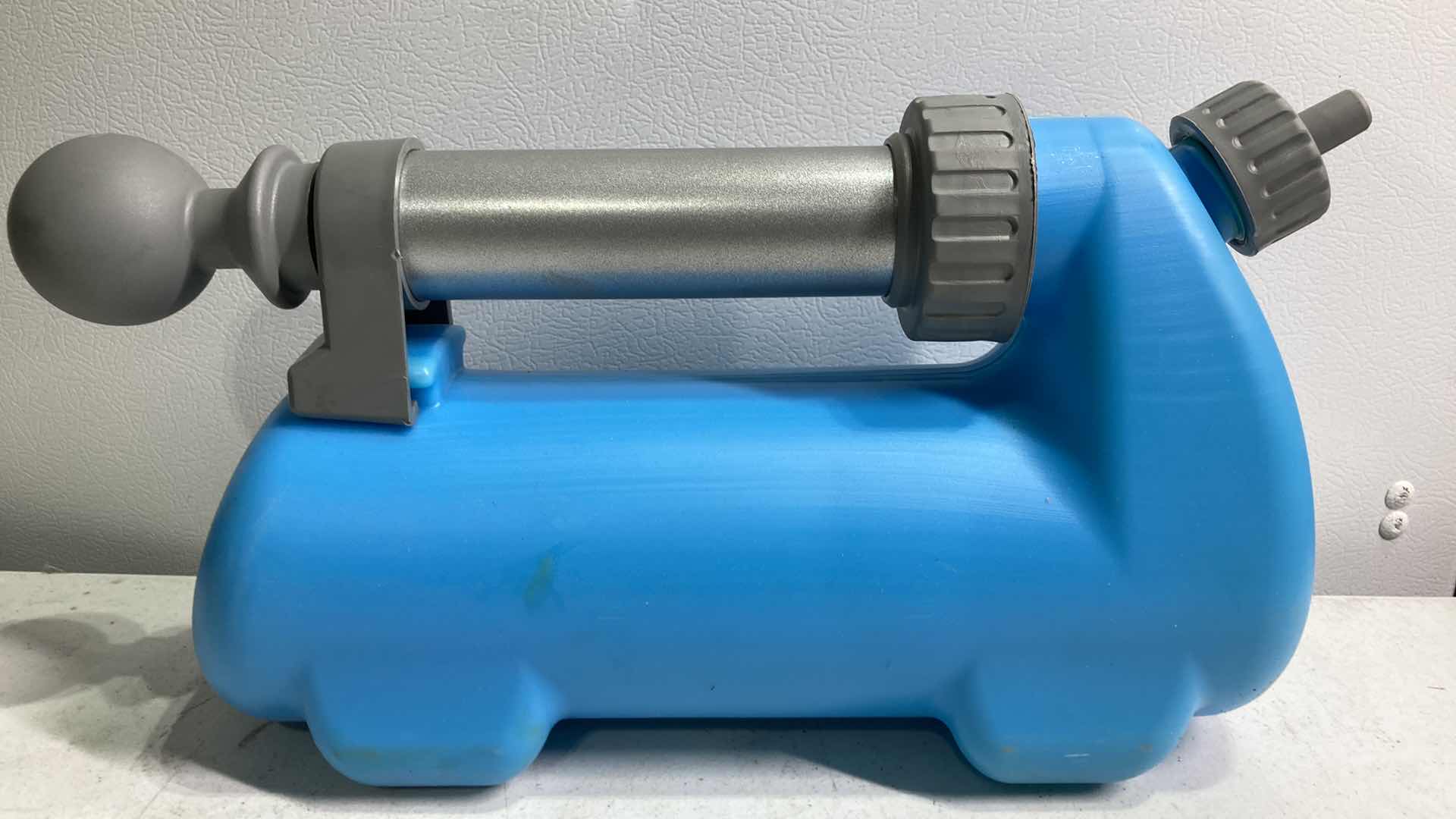 Photo 1 of LIQUI-VAC SMALL ENGINE MODEL OIL VACUUM 3QT