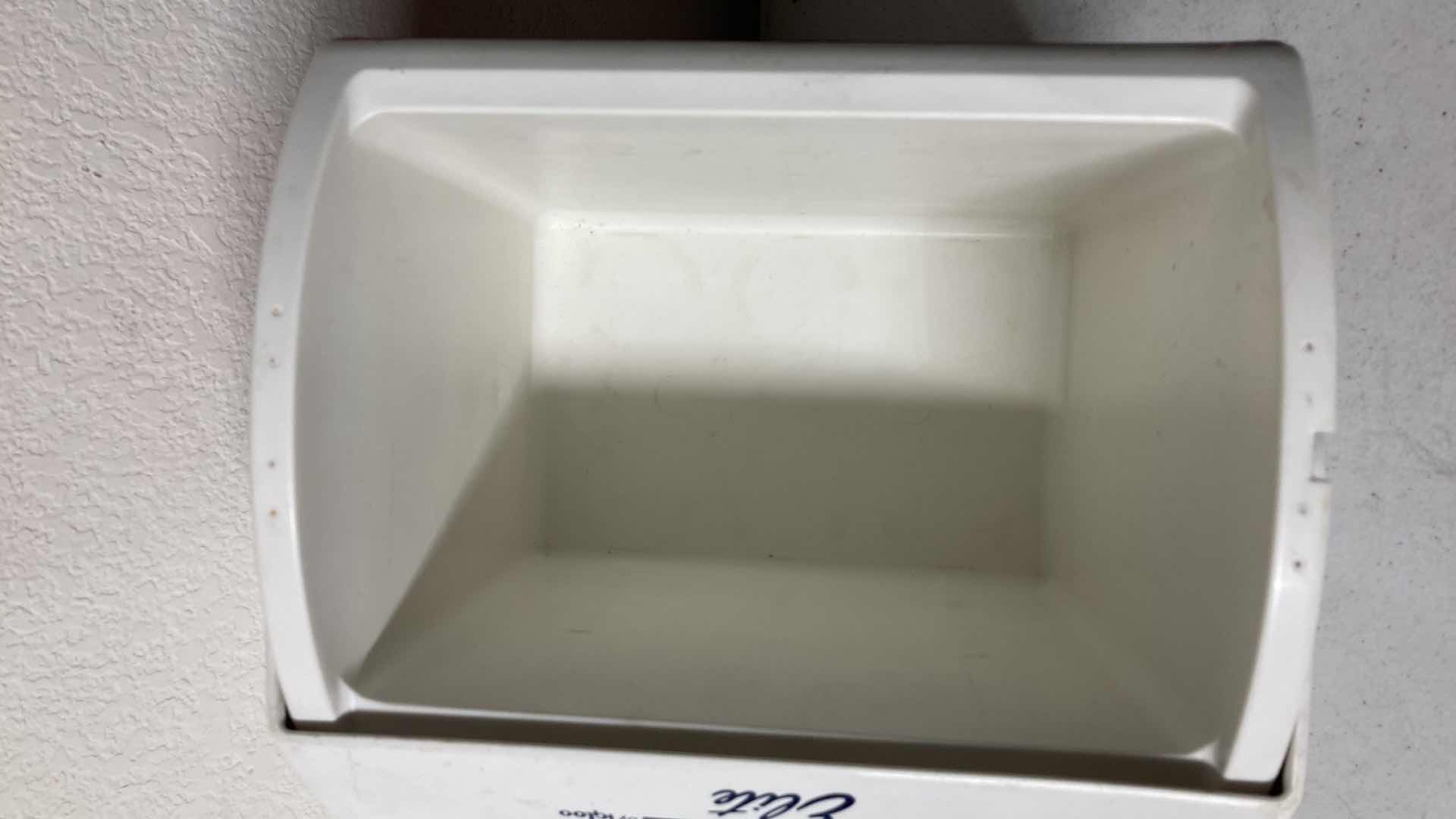 Photo 1 of IGLOO LITTLE PLAYMATE ELITE ICE CHEST