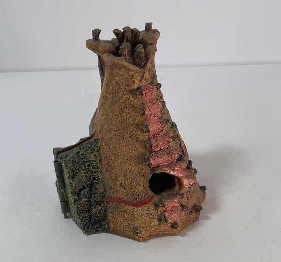 Photo 3 of NATIVE AMERICAN HINGED TEEPEE DIORAMA H2.5”