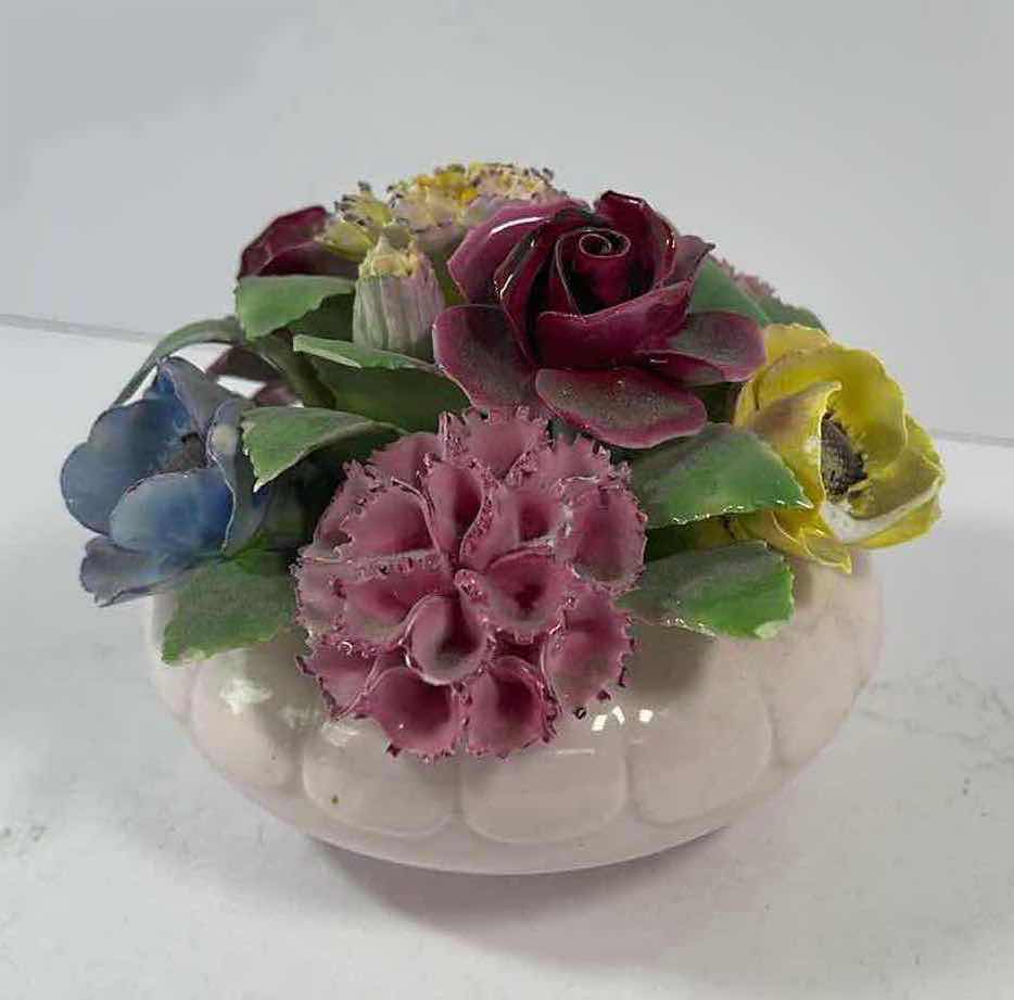 Photo 1 of VTG ROYAL MALVERN BONE CHINA FLOWER BOUQUET H4” MADE IN ENGLAND