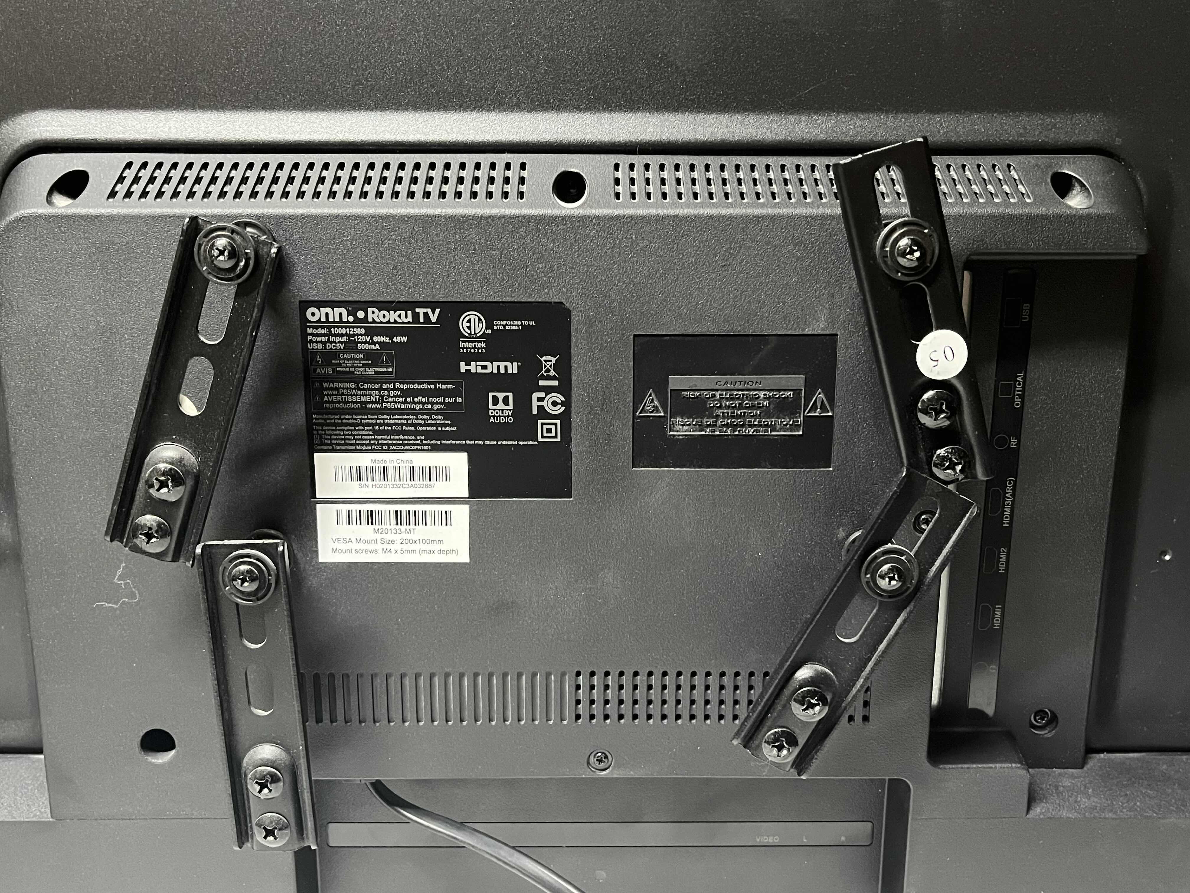 Photo 2 of ONN 32” CLASS ROKU SMART LED TV MODEL 100012589