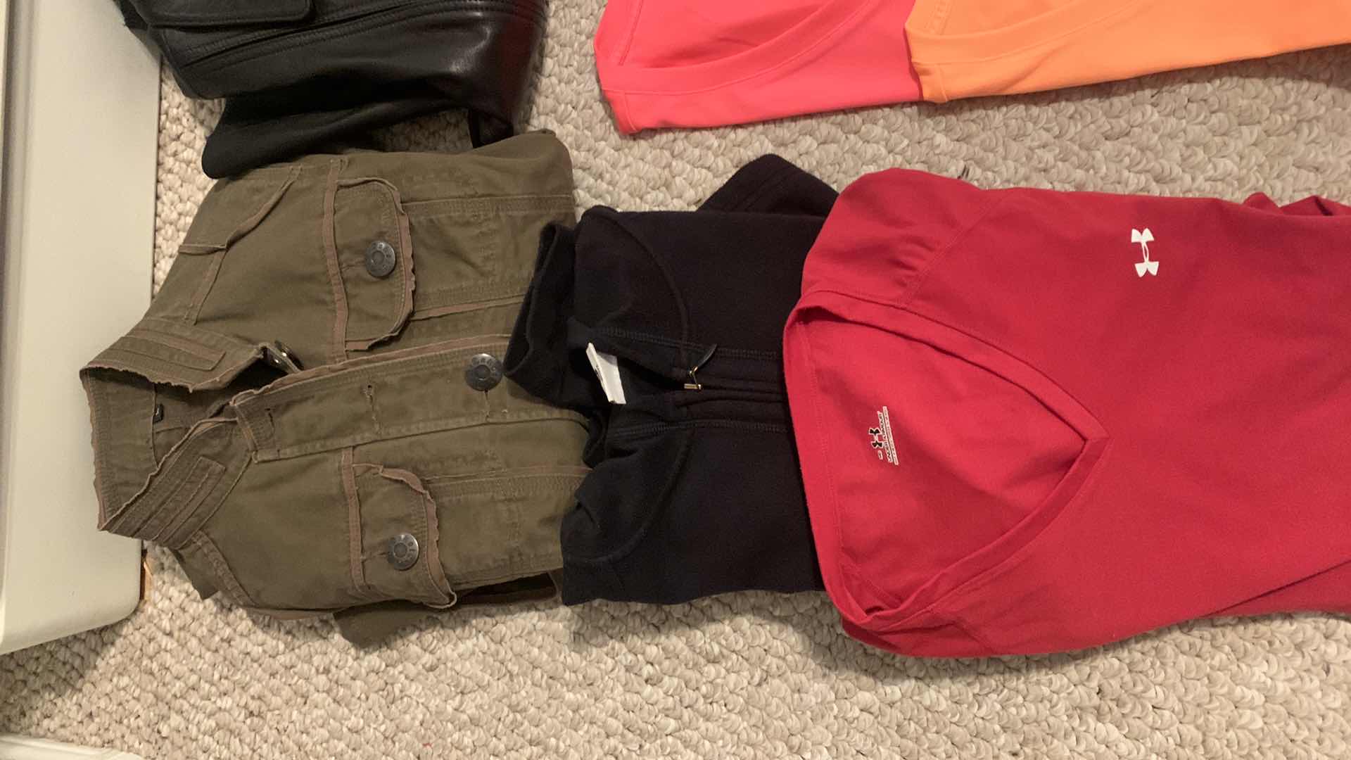 Photo 4 of WOMENS CLOTHING, 10 PIECES, SIZE PETITE S-M