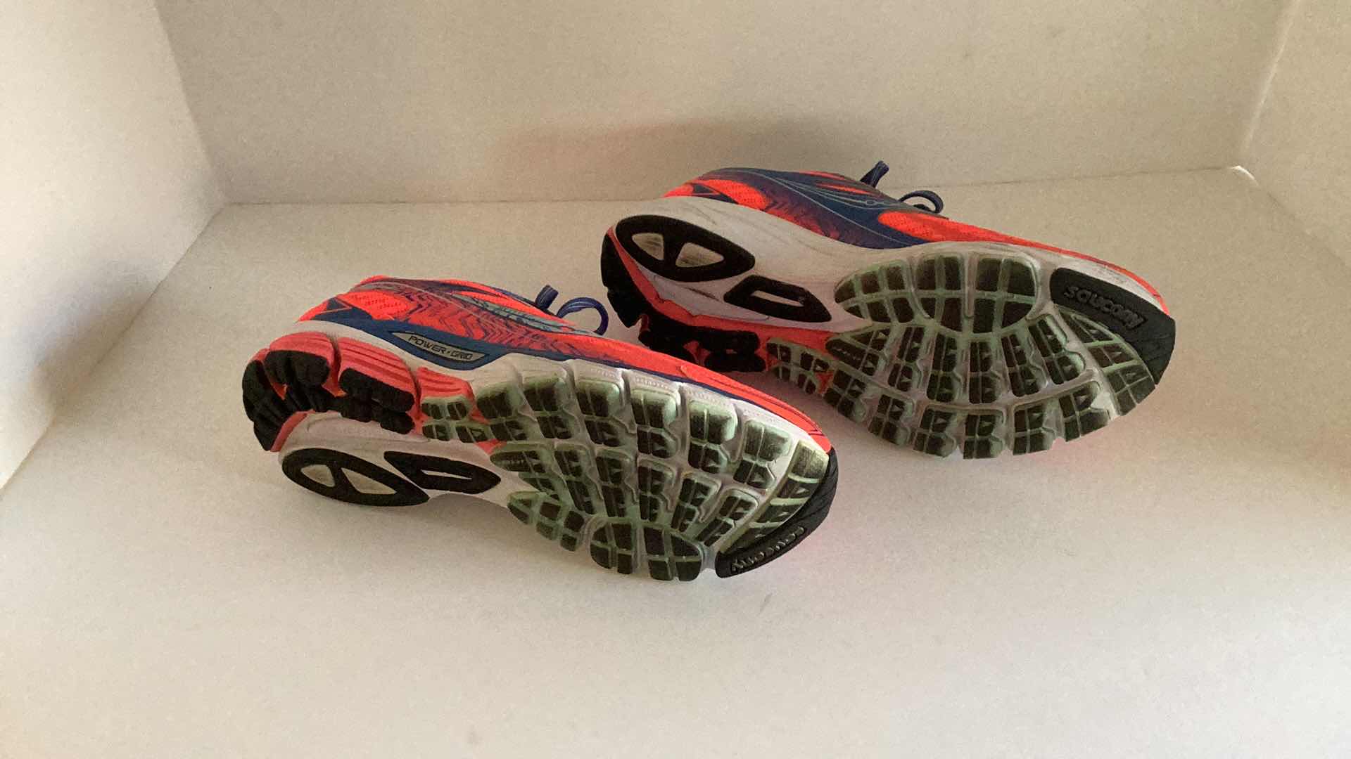 Photo 1 of SAUCONY WOMENS POWER GRID RUNNING SHOES SIZE 8