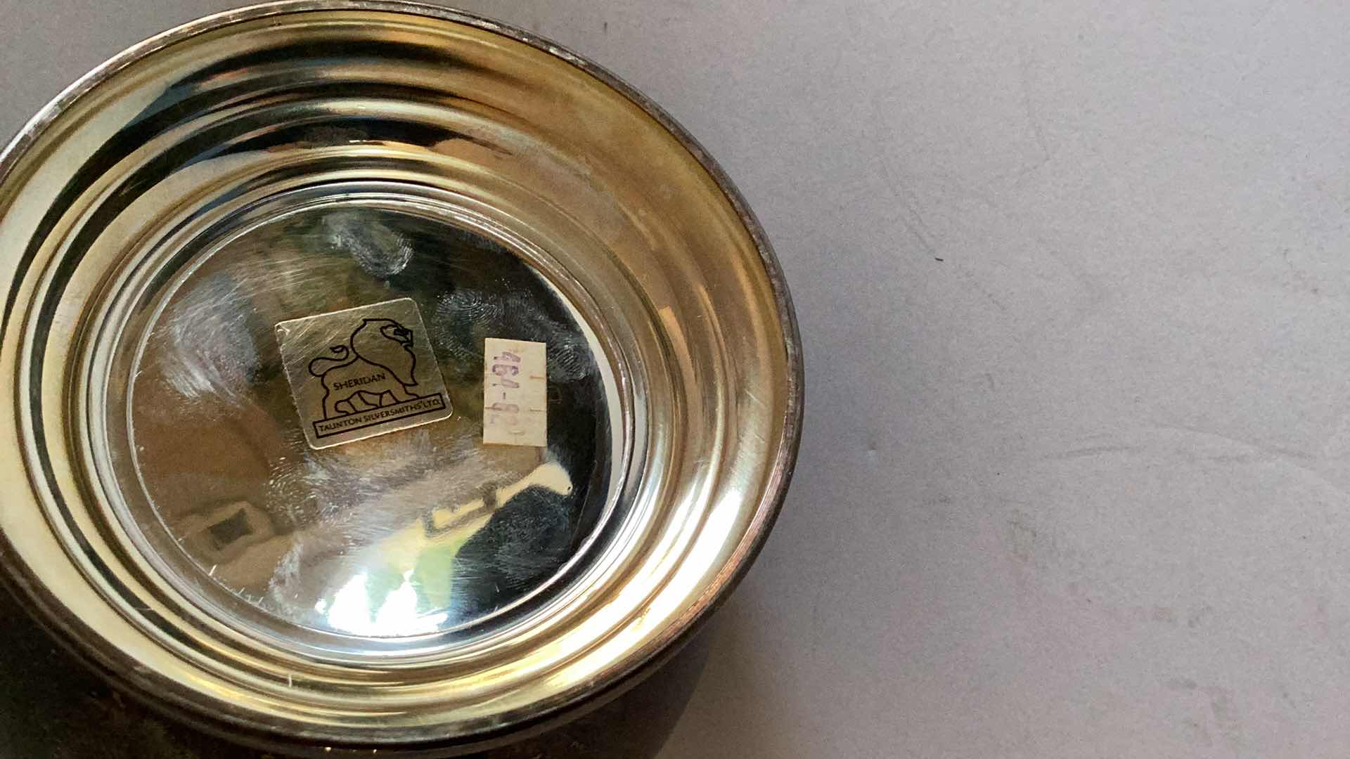 Photo 1 of VINTAGE SHERIDAN TAUNTON SILVER PLATED TEA/COFFEE POT