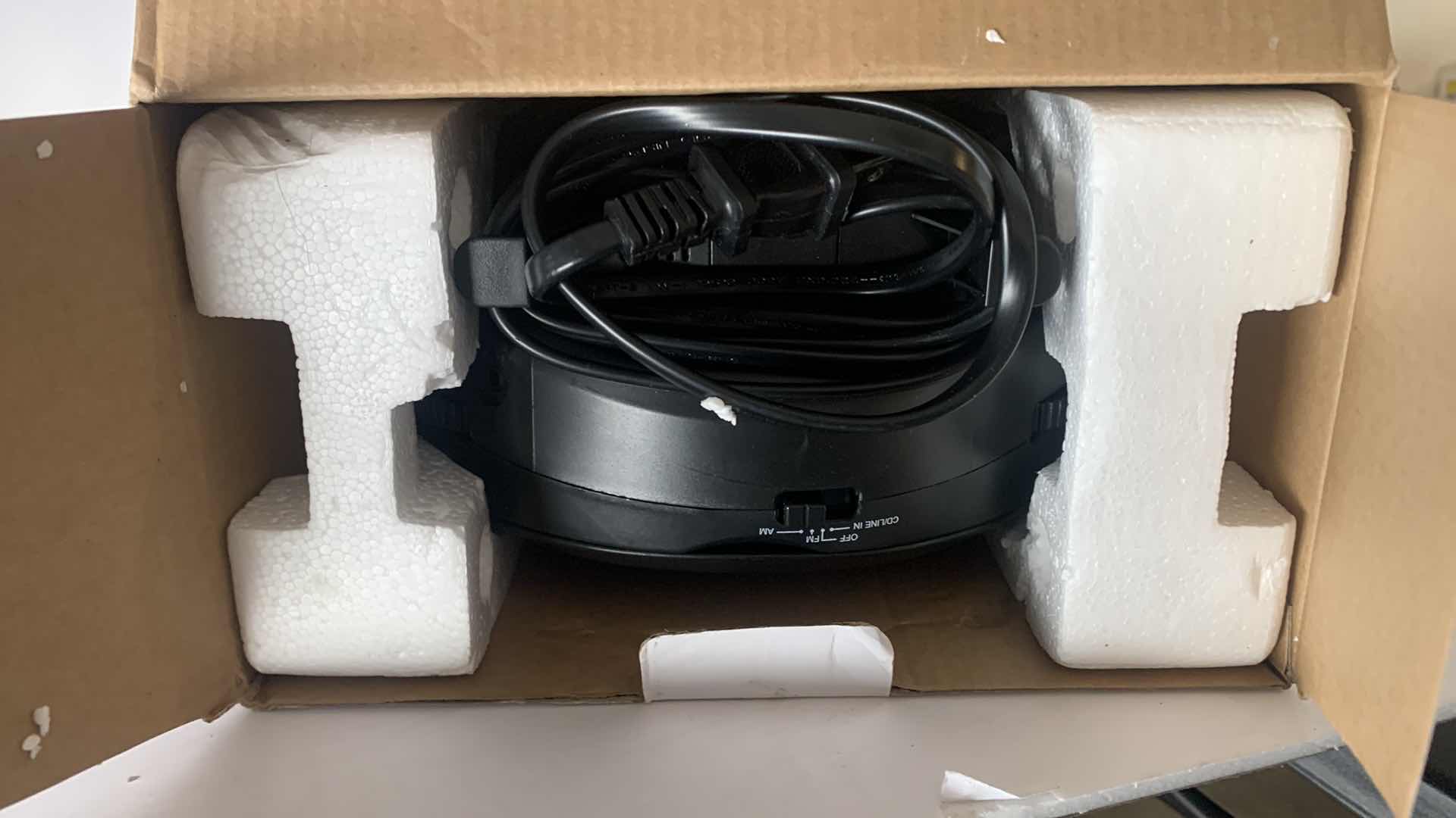 Photo 4 of onn PORTABLE AM/FM CD BOOMBOX BATTERY AND AC POWERED