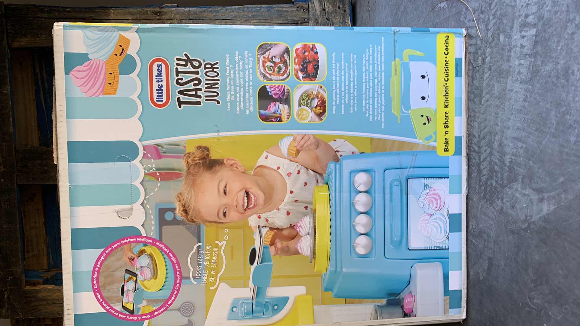 Photo 1 of LITTLE TIKES TASTY JUNIOR BAKE AND SHARE CUISINE