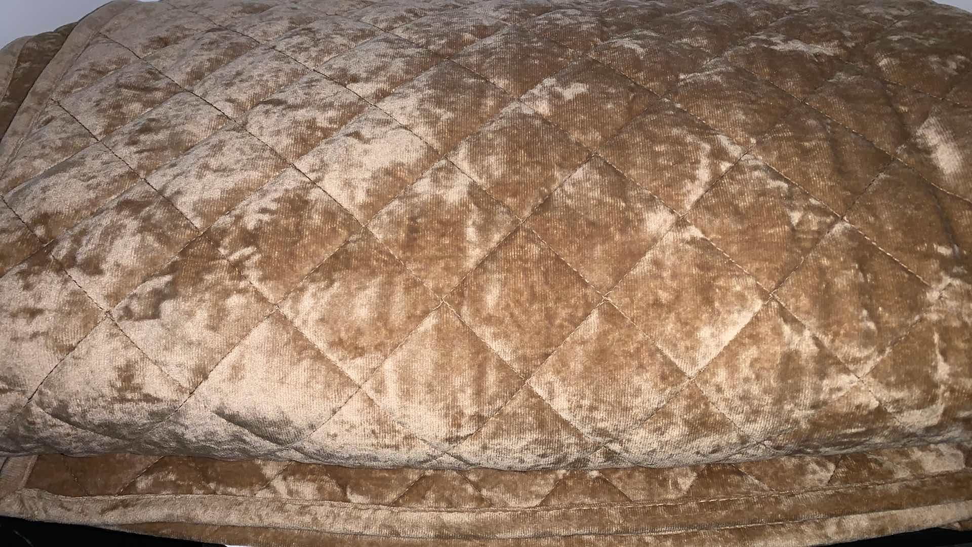 Photo 1 of THRESHOLD FULL/QUEEN VELVET BEDSPREAD