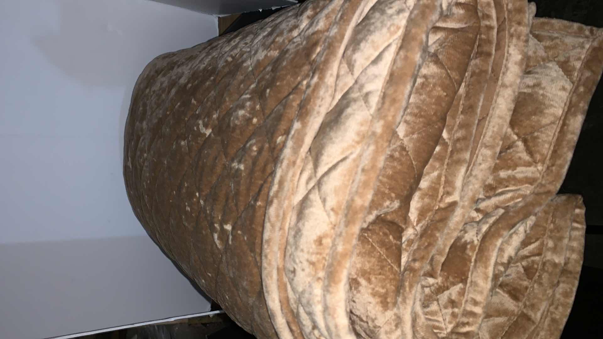 Photo 1 of THRESHOLD FULL/QUEEN VELVET BEDSPREAD