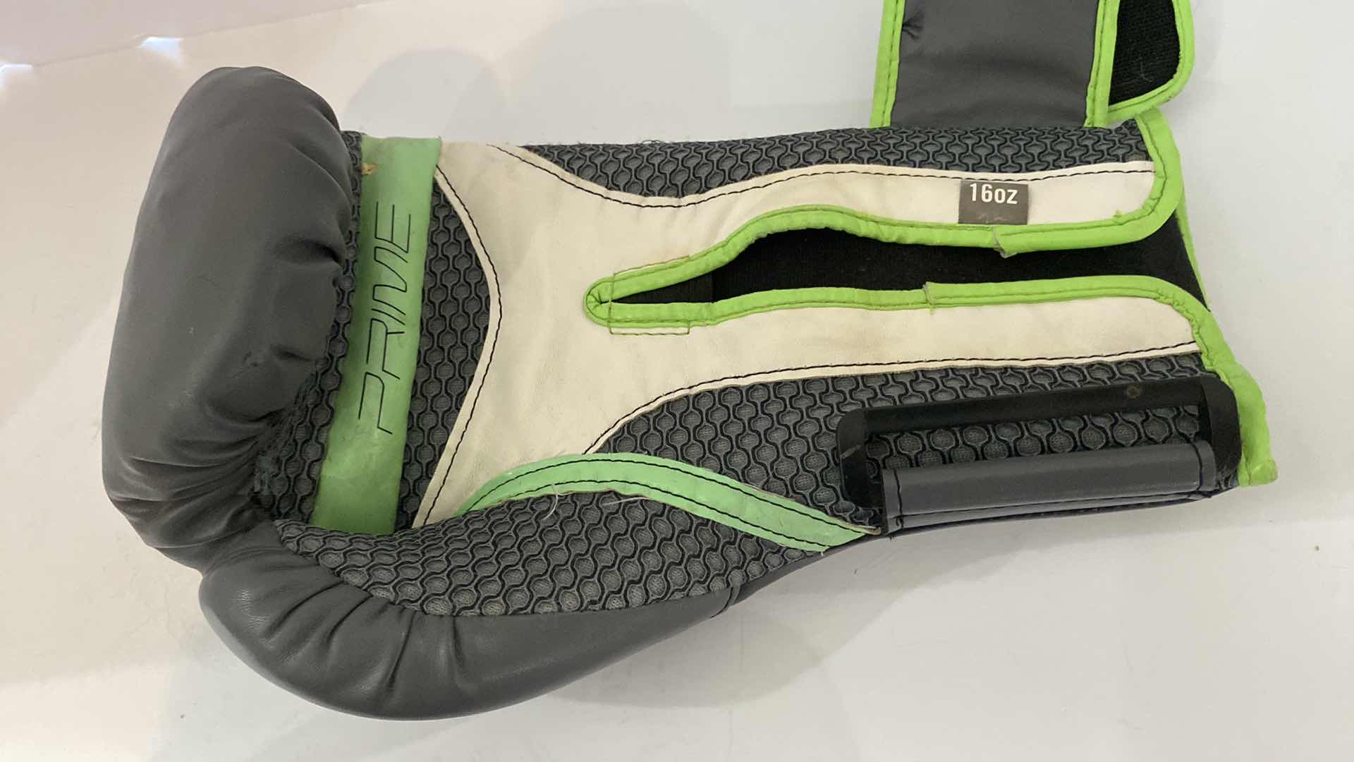 Photo 1 of EVERLASTING 16oz ISOPLATE BOXING GLOVES