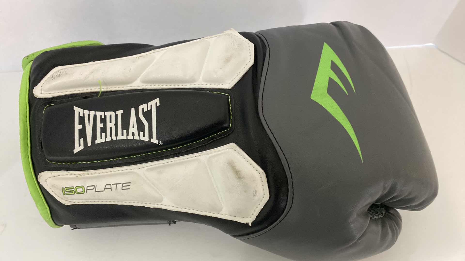 Photo 1 of EVERLASTING 16oz ISOPLATE BOXING GLOVES