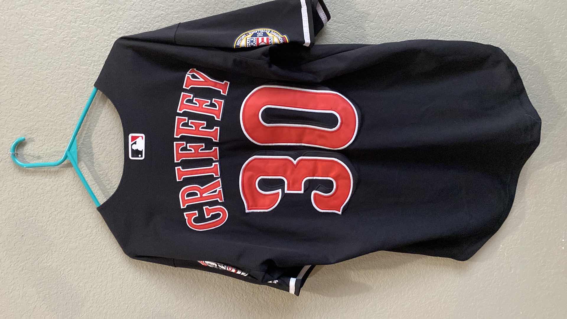 Photo 1 of MENS BASEBALL JERSEY CINCINNATI GRIFFEY #30 SIZE LARGE