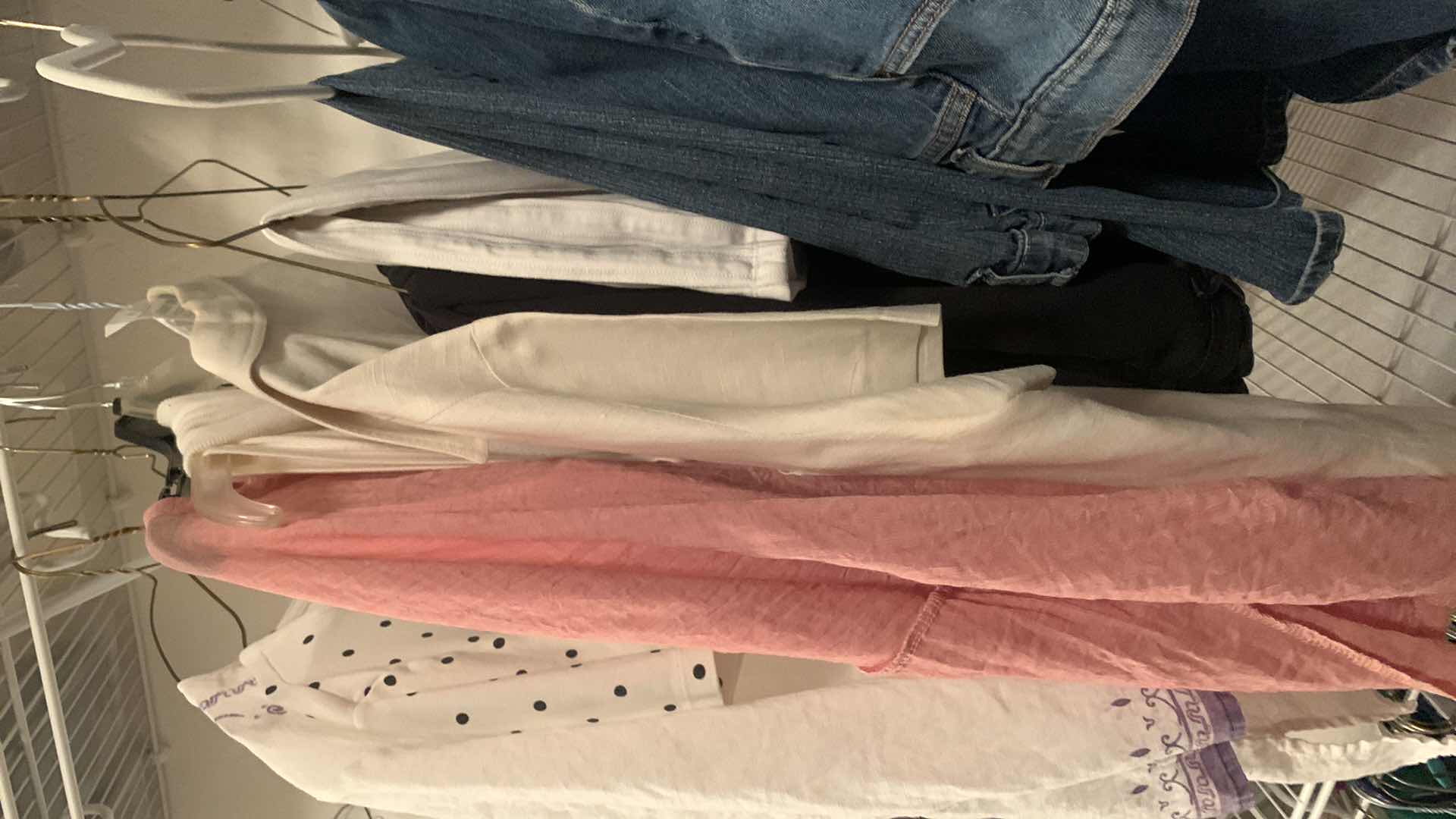 Photo 1 of 20 PIECES OF WOMENS CLOTHING