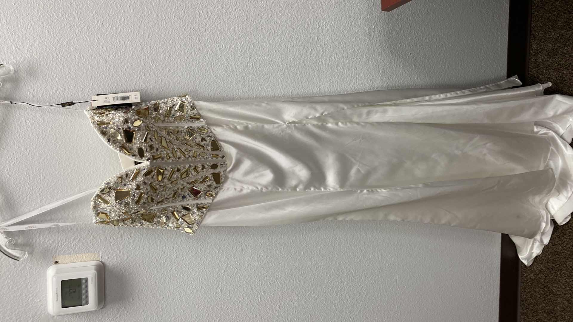 Photo 1 of NWT WOMEN’S SIZE 10 TERANI EVENING GOWN 