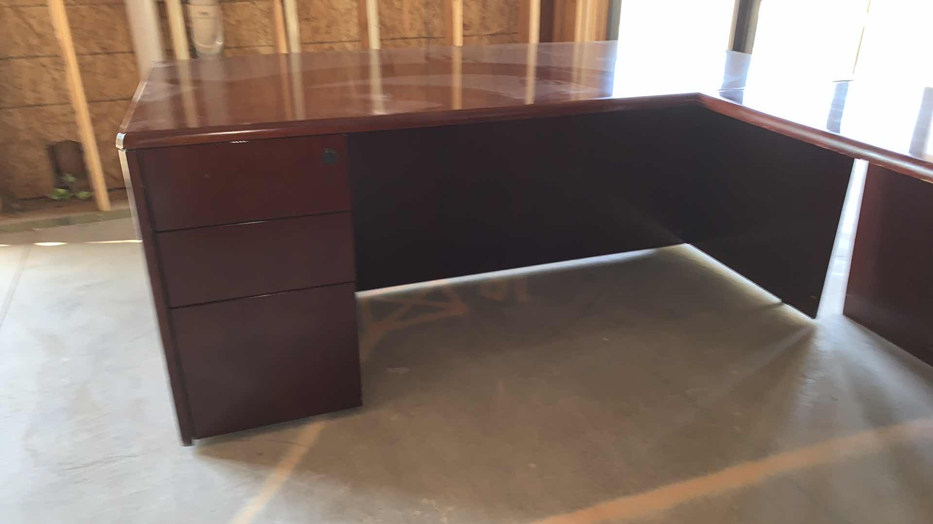 Photo 6 of 4 PIECE WOOD EXECUTIVE DESK SET w HUTCH
DESK 72 x 40 x H 29
RETURN 48 x 24 x H 29
FILE DESK 72 x 20 x H 29
HUTCH 70 x 14 x H 42