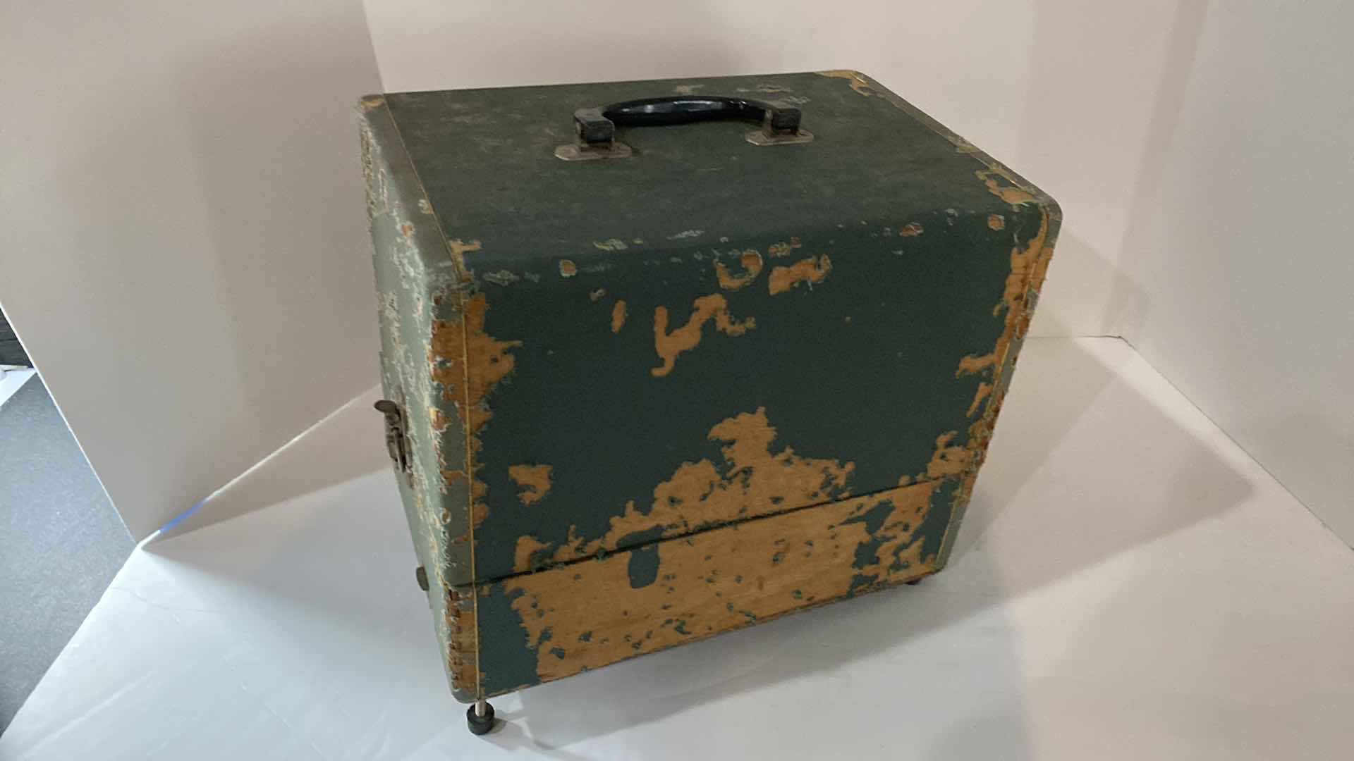 Photo 1 of ANTIQUE MOVIE PROJECTOR ARGUS 300