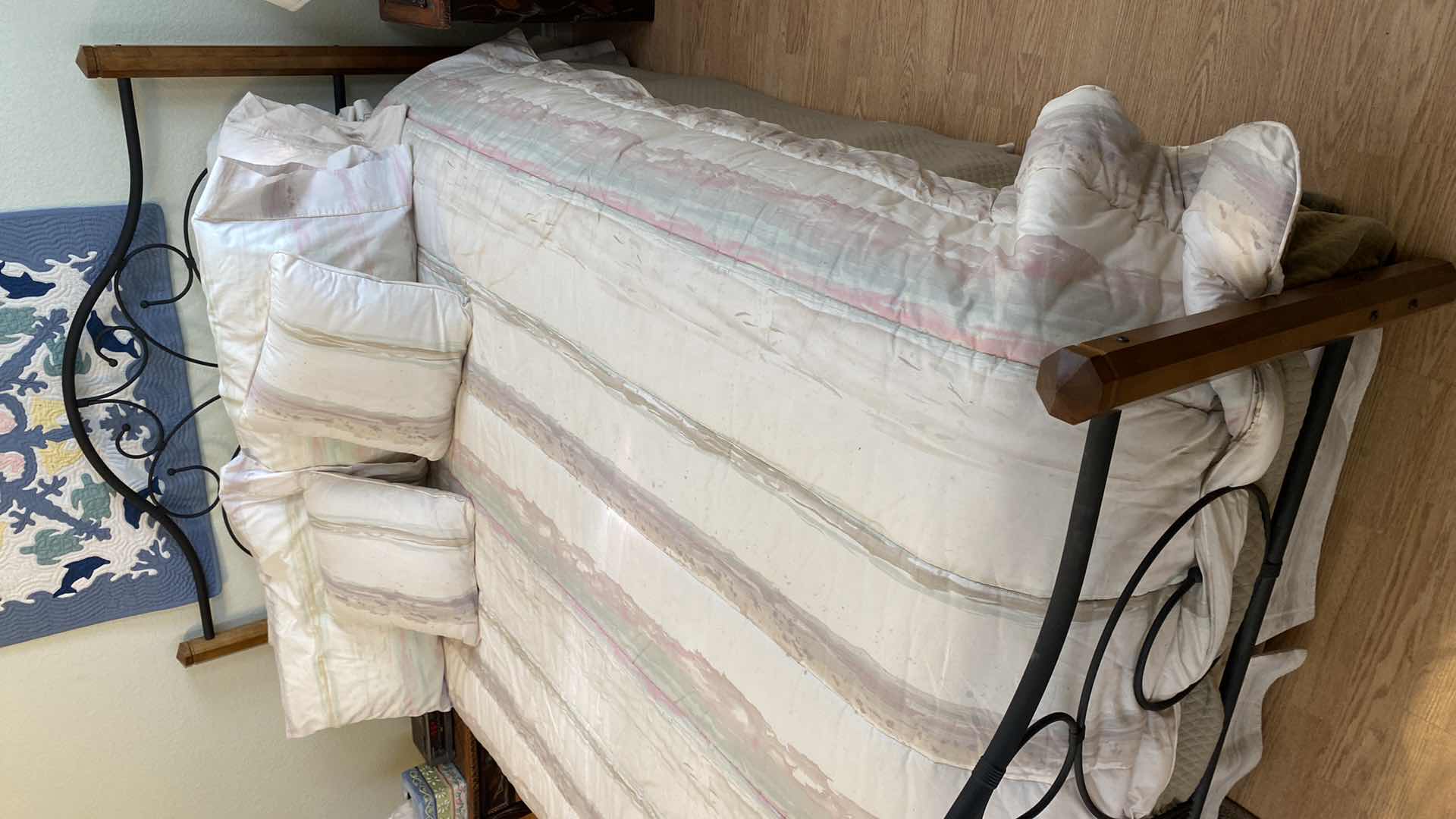 Photo 1 of QUEEN SIZE 6 PIECE BEDDING - COMFORTER BEDSKIRT PILLOWS