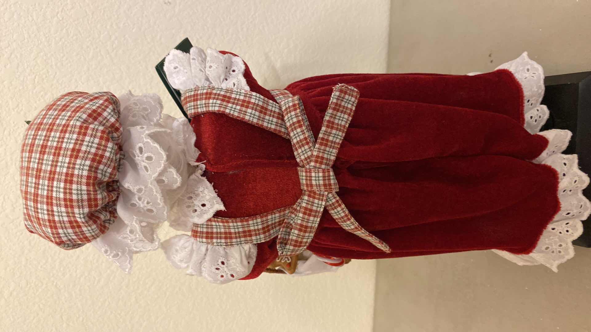 Photo 1 of SANTA AND MRS CLAUS BAKERS H19”