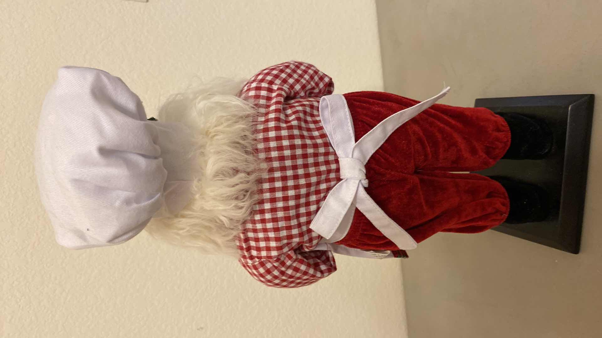 Photo 1 of SANTA AND MRS CLAUS BAKERS H19”