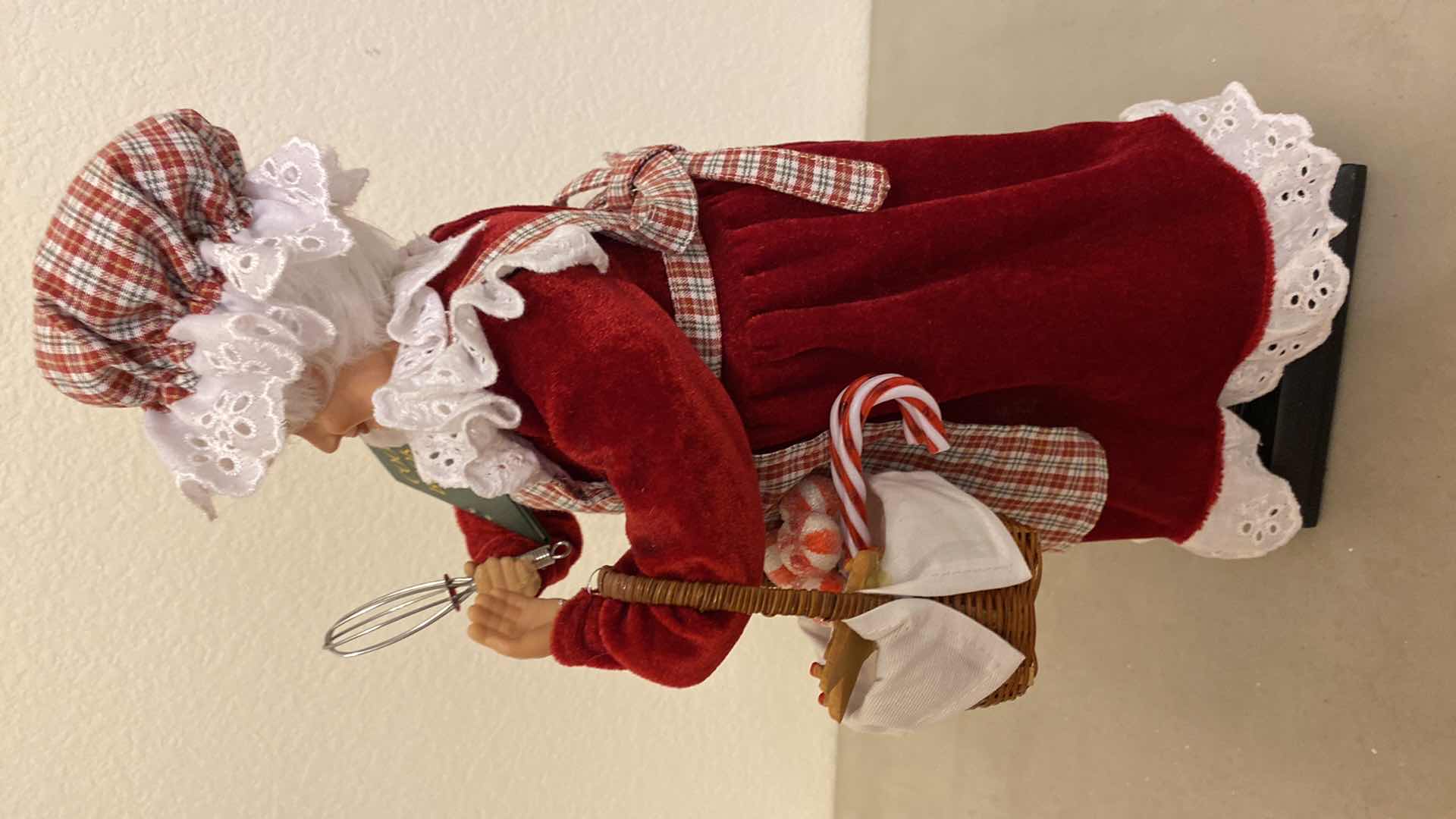 Photo 1 of SANTA AND MRS CLAUS BAKERS H19”