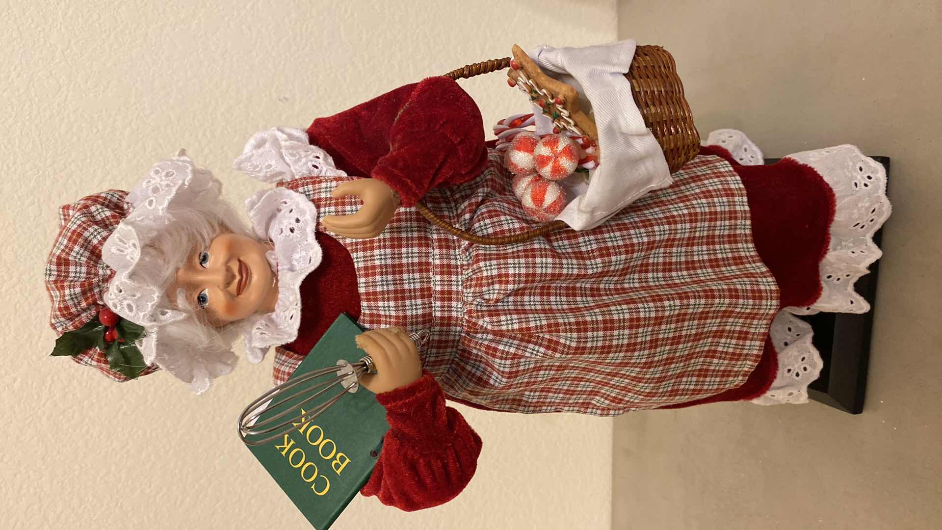 Photo 1 of SANTA AND MRS CLAUS BAKERS H19”