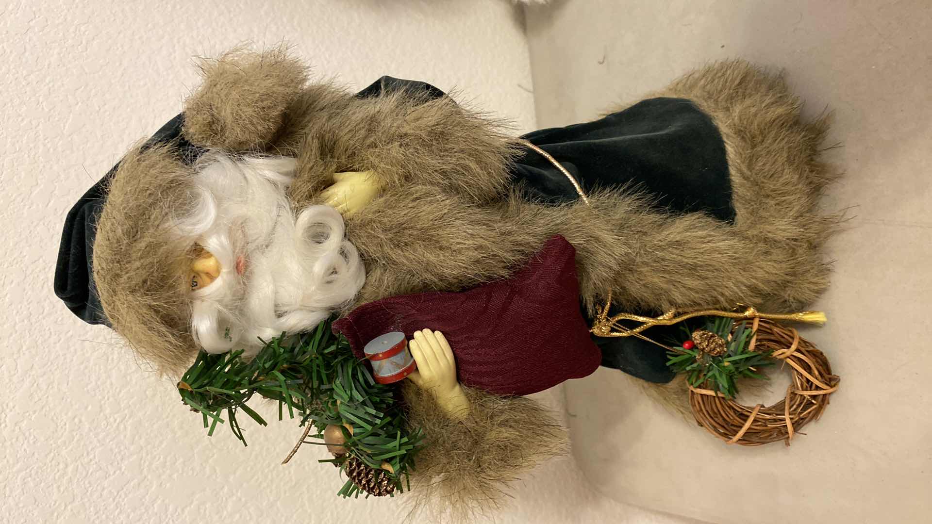 Photo 1 of 10 - CHRISTMAS DECOR SANTAS GRINCH TALLEST 16” SMALL QUILT 22” X 26” AND MORE