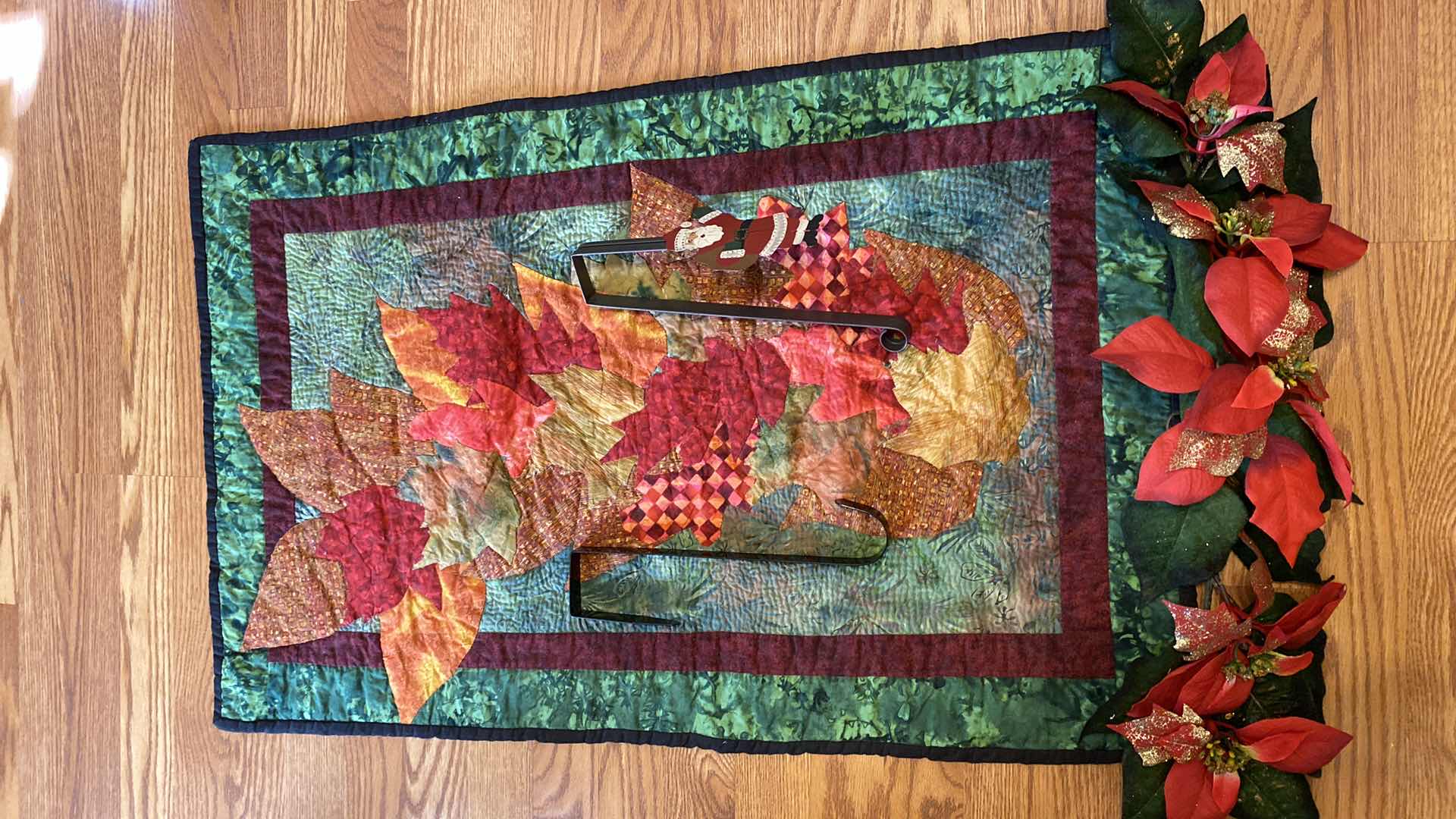 Photo 1 of 10 - CHRISTMAS DECOR SANTAS GRINCH TALLEST 16” SMALL QUILT 22” X 26” AND MORE