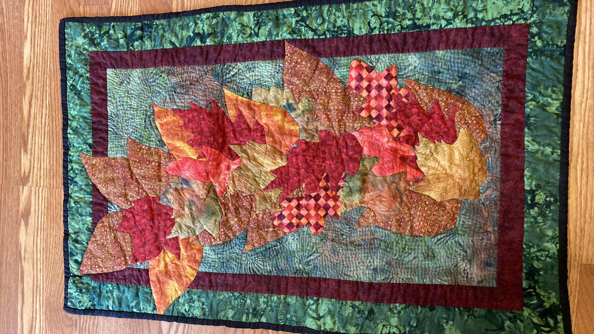 Photo 1 of 10 - CHRISTMAS DECOR SANTAS GRINCH TALLEST 16” SMALL QUILT 22” X 26” AND MORE