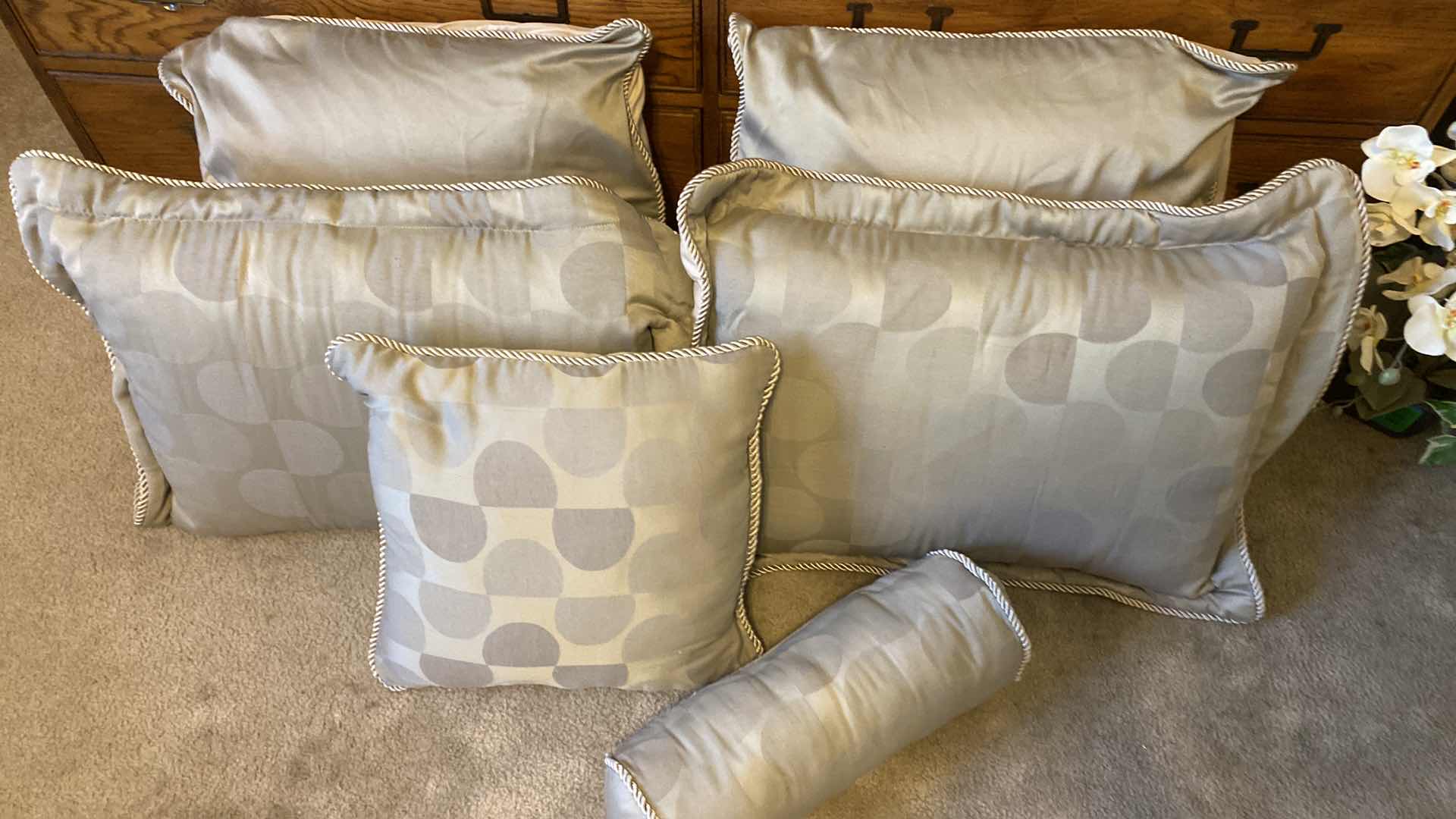 Photo 1 of QUEEN 7 PIECE COMFORTER SET WITH WOOD COMFORTER STAND