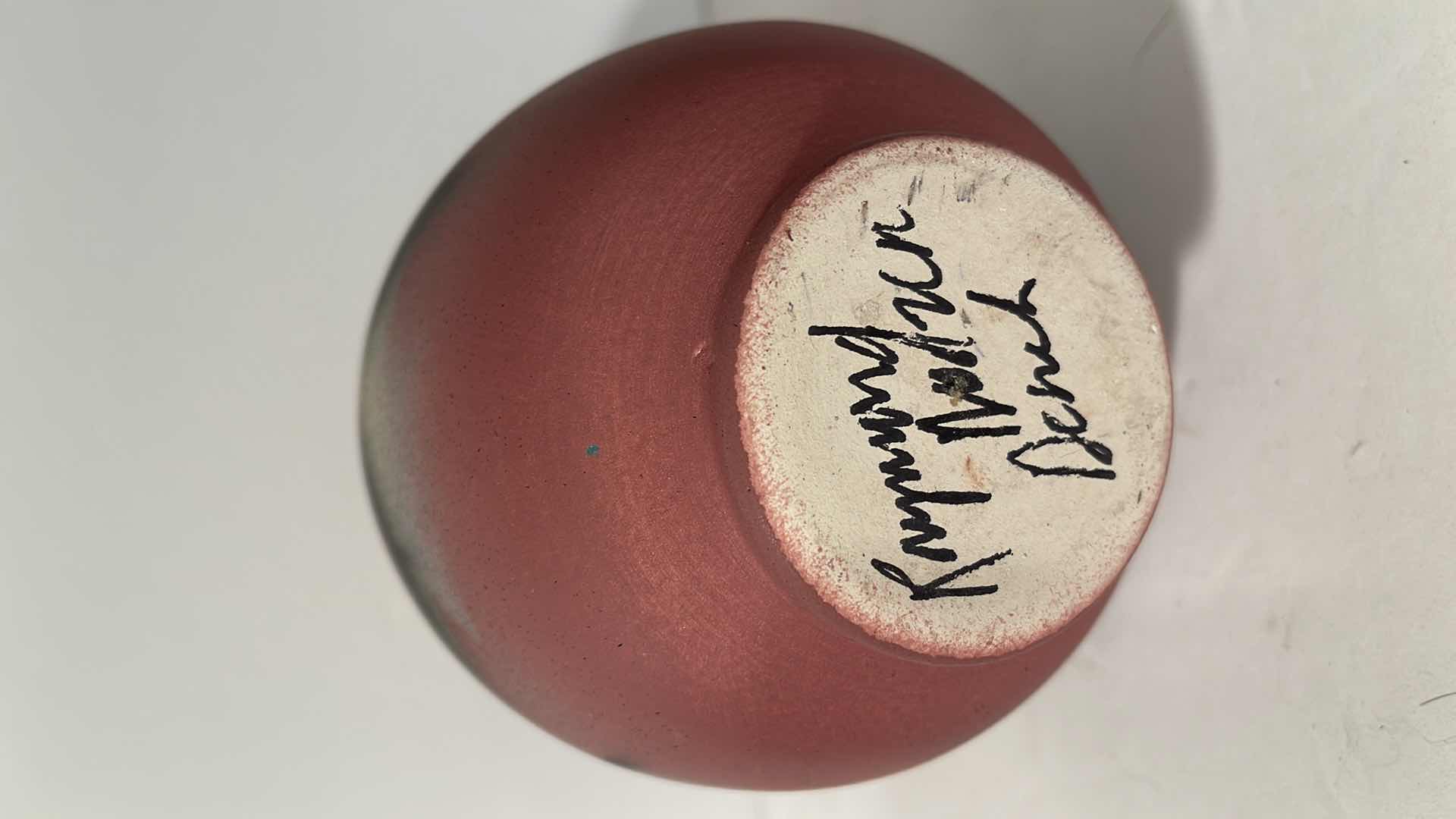 Photo 1 of NAVAJO NATIVE AMERICAN SIGNED HAND AIRBRUSH PAINTED POTTERY H- 8.5
