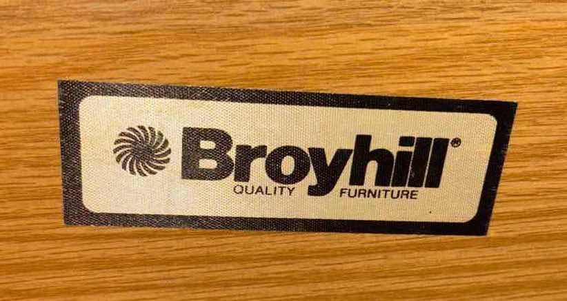 Photo 6 of BROYHILL 2PC HUTCH/ENTERTAINMENT CENTER SET 19.5” X 34” H75.25” & 19.5” X 30” H75.25”