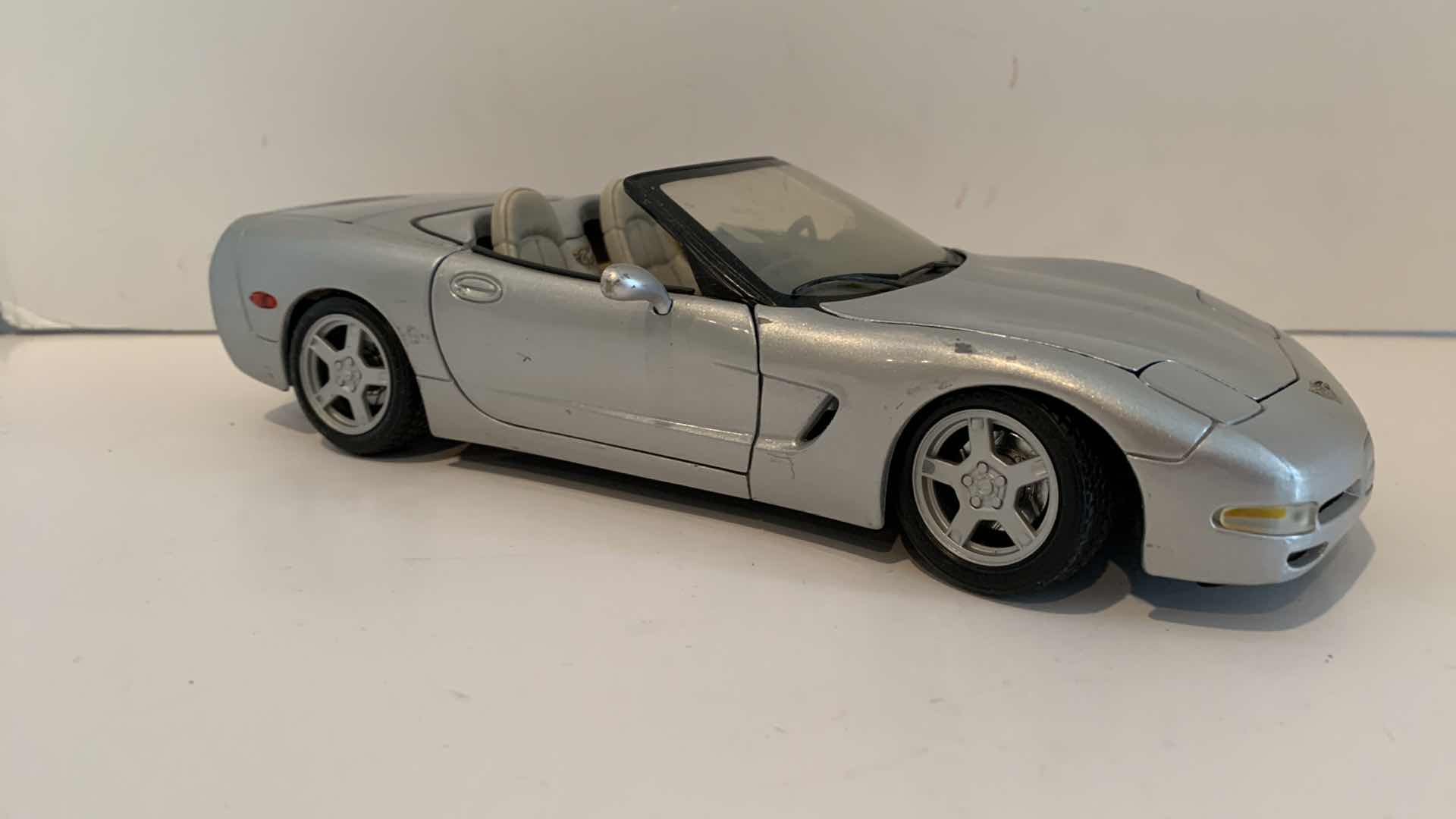 Photo 1 of MAISTO 1998 CHEVROLET CORVETTE CONVERTIBLE 1/18 SCALE