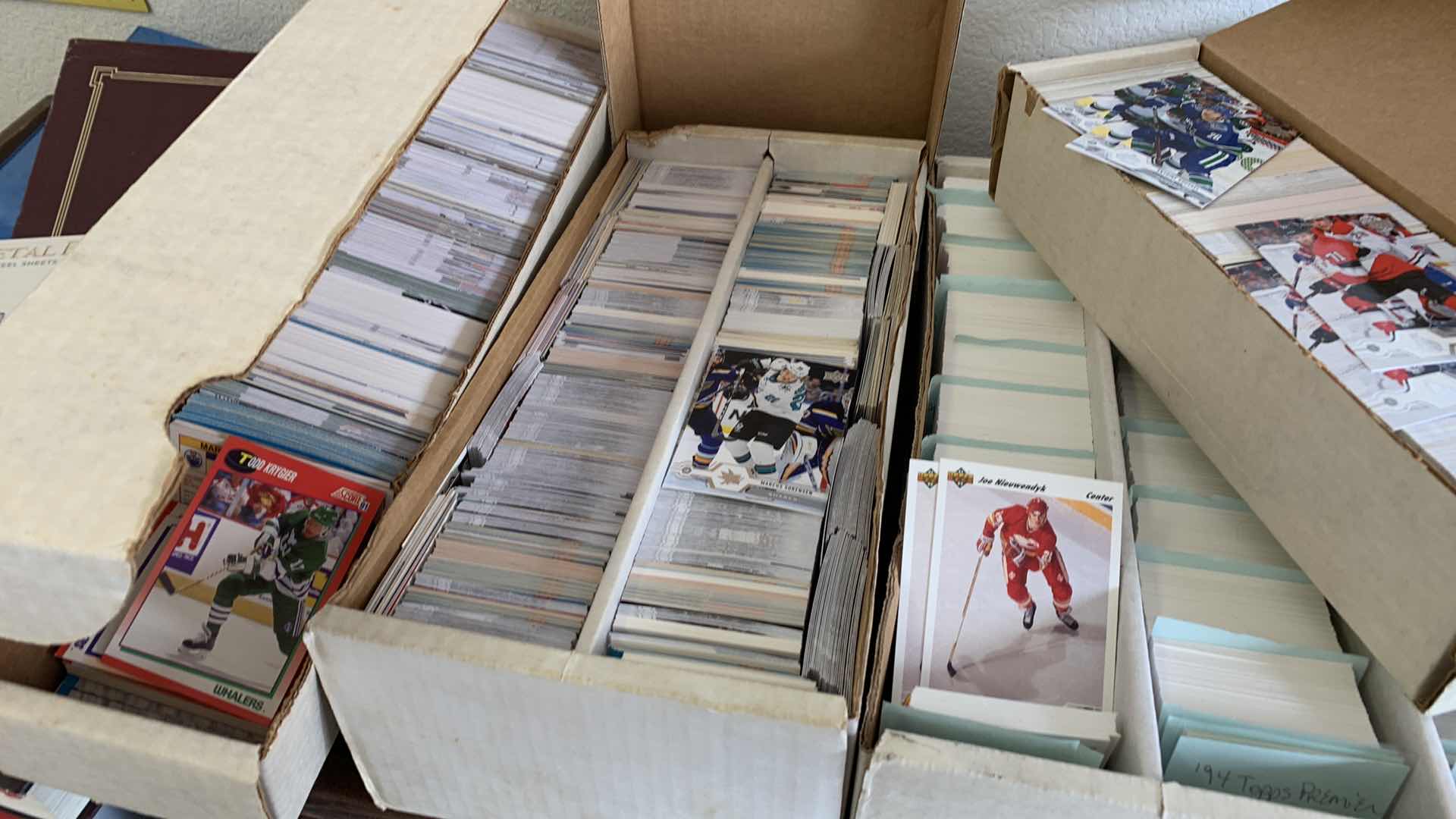 Photo 1 of HOCKEY TRADING CARDS COMMONS