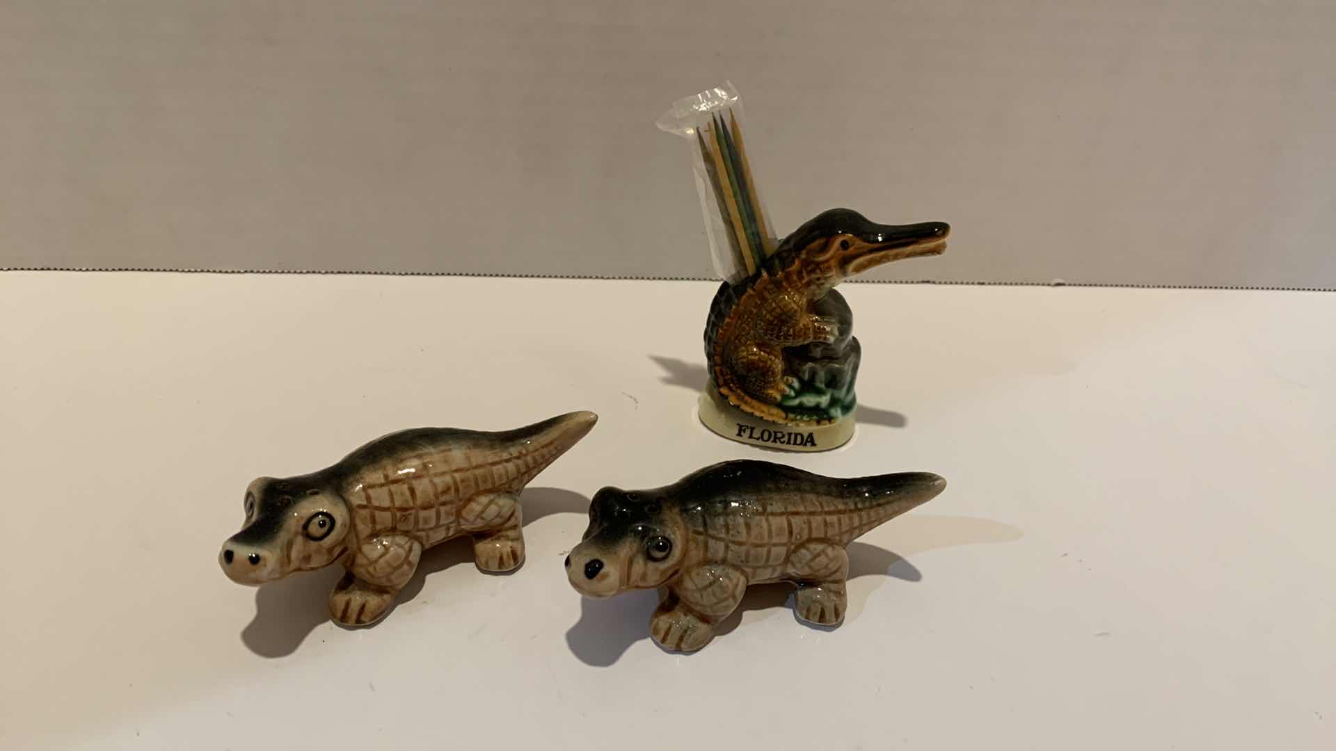 Photo 1 of 3 PCS CROCODILE PAPER AND SALT SHAKER
