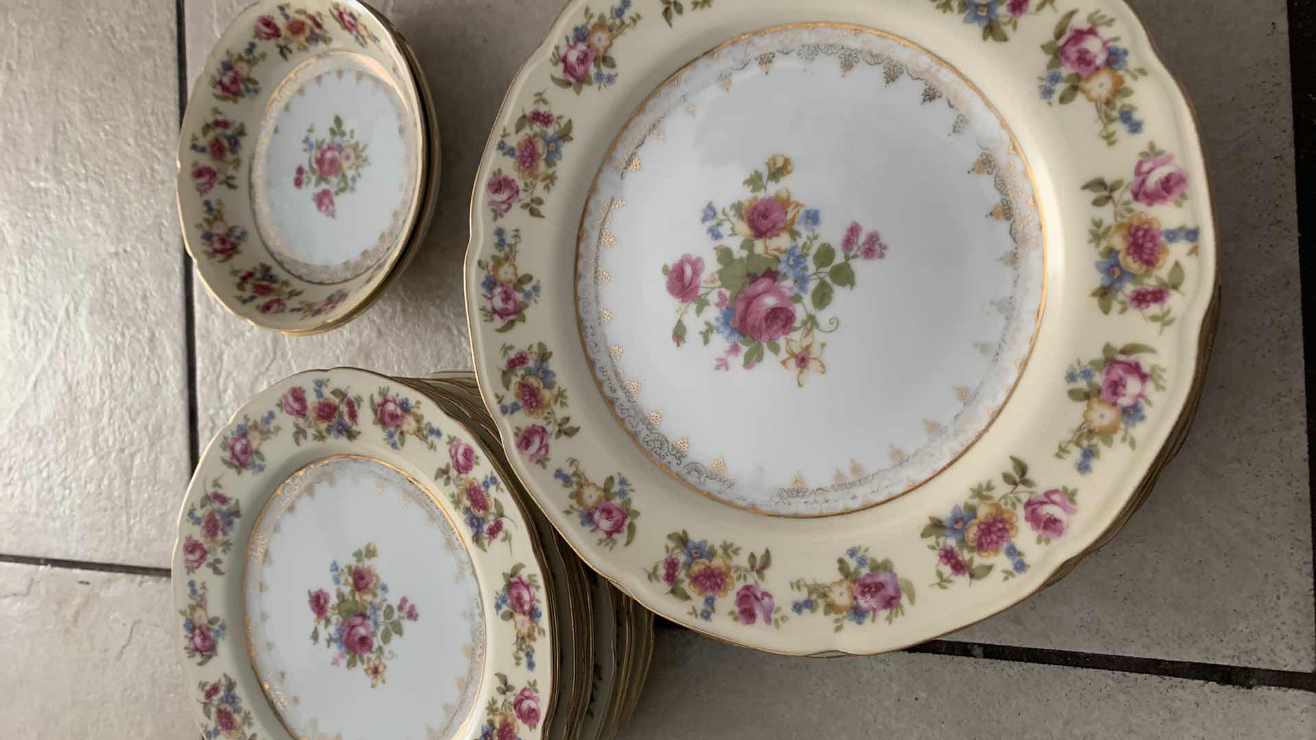 Photo 1 of 22 PIECE GOLD CASTLE MADE IN JAPAN DISHES