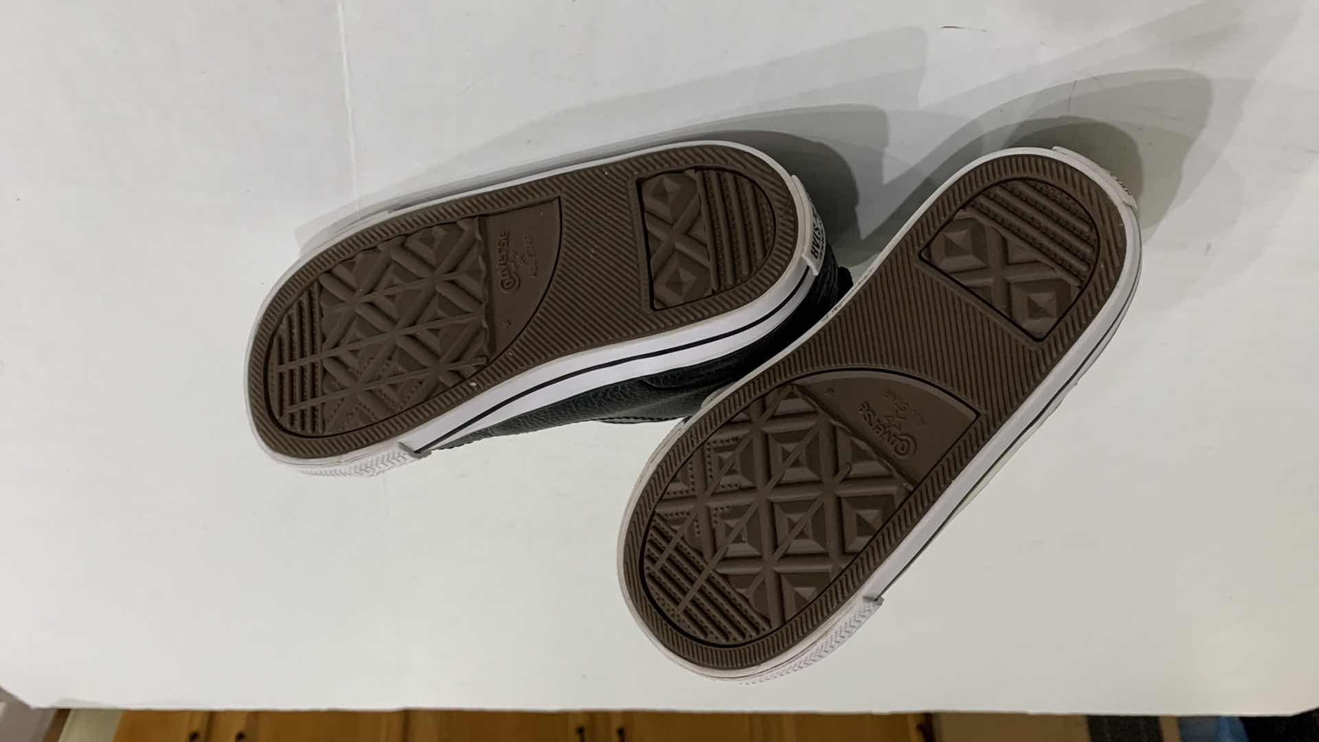 Photo 1 of CONVERSE LEATHER MID TOPS SIZE 9 CM 15.5