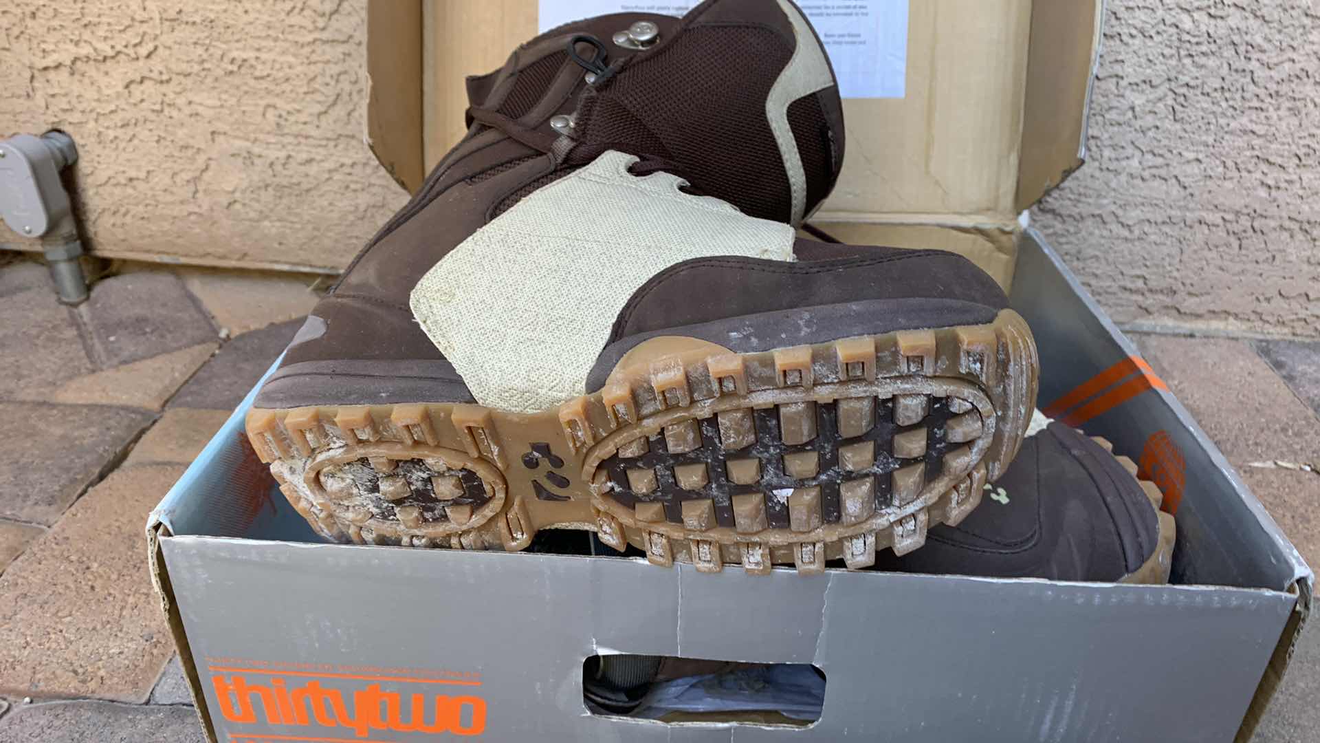 Photo 1 of MENS 32 ADVANCED SNOWBOARD FOOTWEAR SIZE 9.5