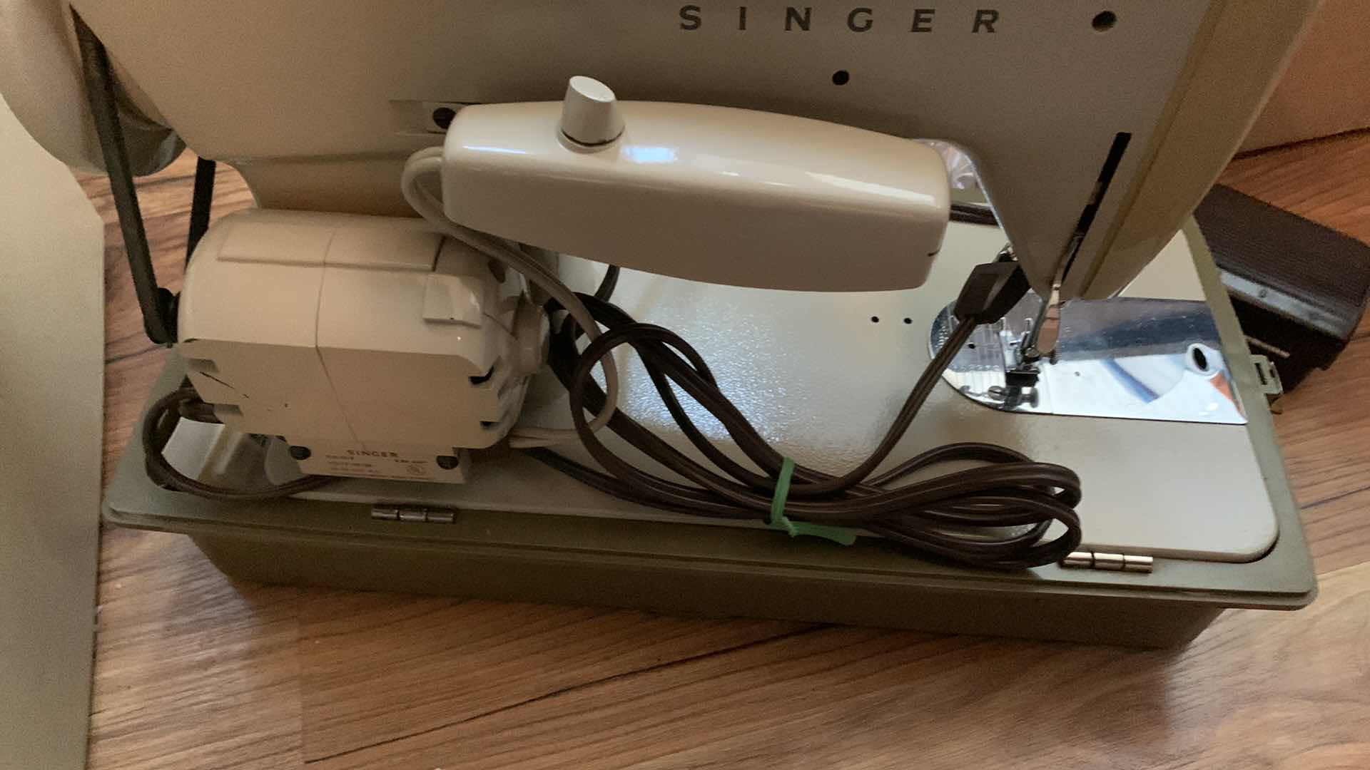 Photo 1 of VINTAGE SINGER SEWING MACHINE