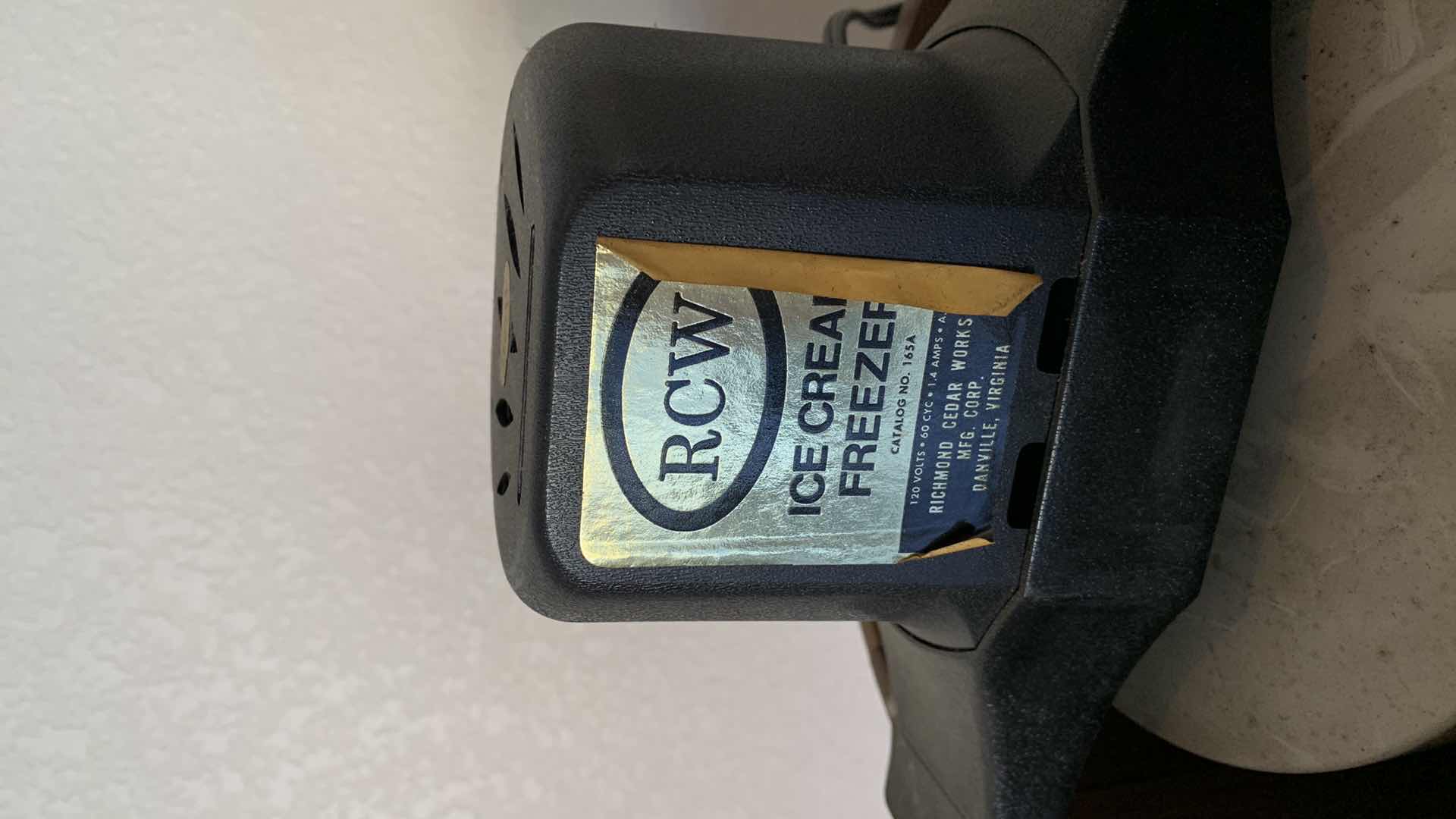 Photo 1 of RCW 5 QUART FROST KING ICE CREAM MAKER