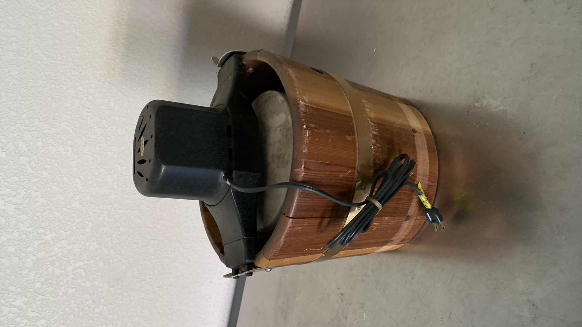 Photo 1 of RCW 5 QUART FROST KING ICE CREAM MAKER