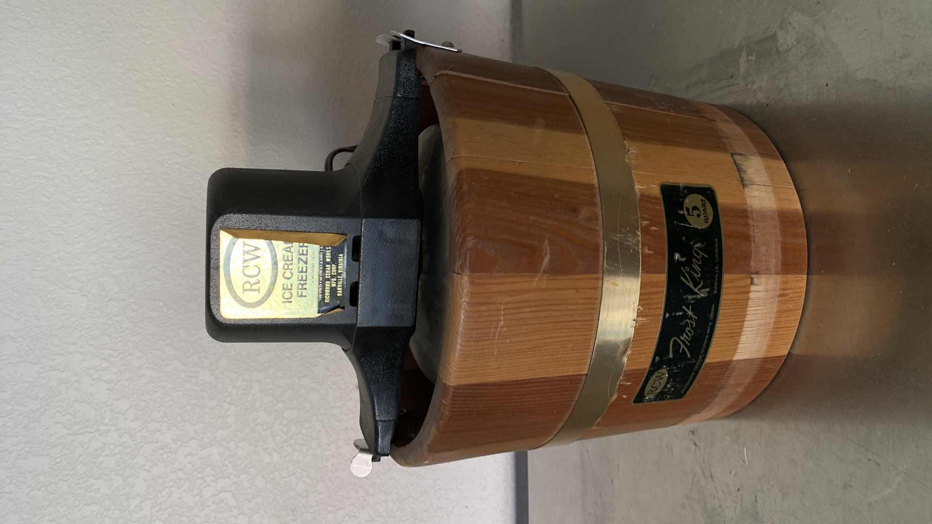 Photo 1 of RCW 5 QUART FROST KING ICE CREAM MAKER