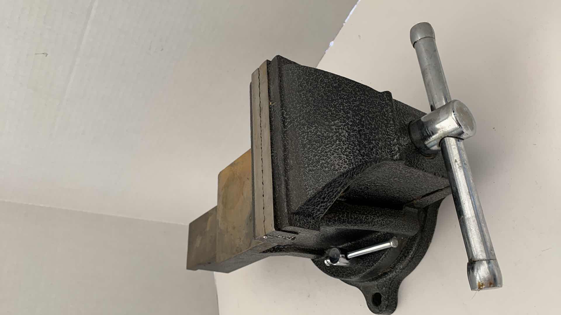 Photo 2 of BESSEY HEAVY DUTY BENCH VICE