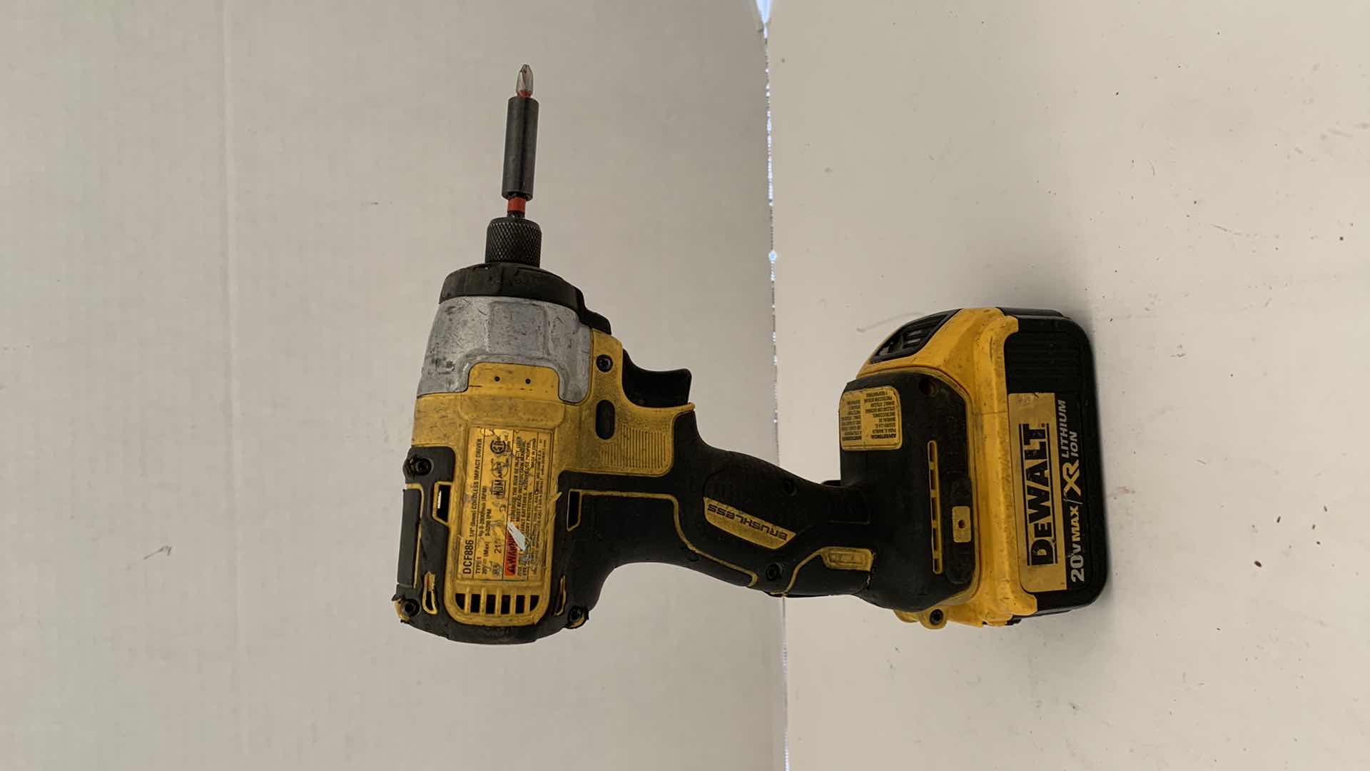Photo 1 of DEWALT CORDLESS IMPACT DRIVER DCF886 WITH BATTERY
