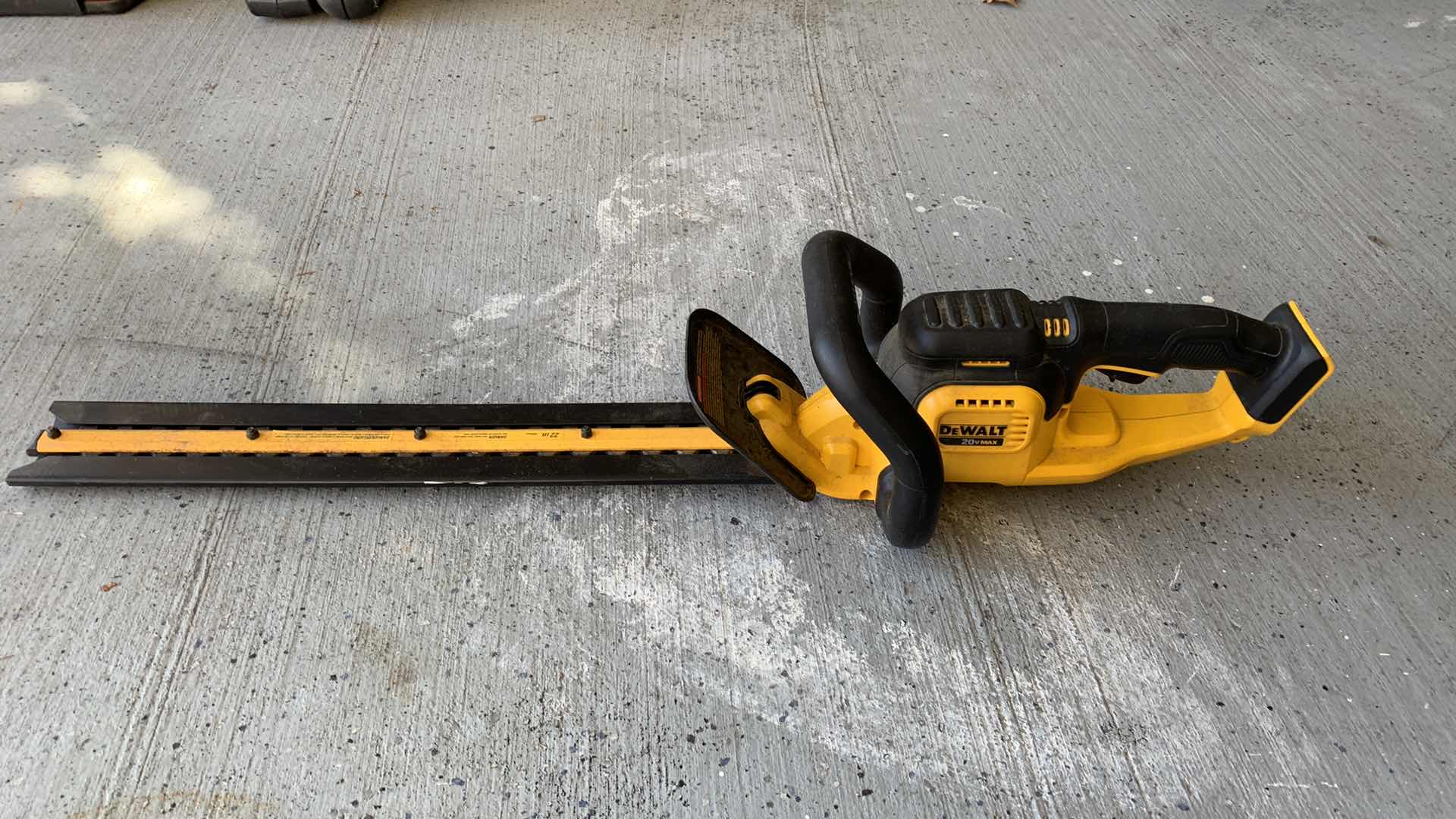 Photo 1 of DEWALT 22” CORDLESS HEDGE TRIMMER