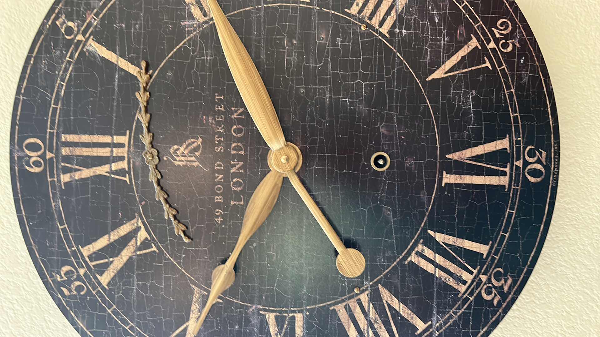 Photo 1 of HOME DECOR - WALL CLOCK 18" ROUND