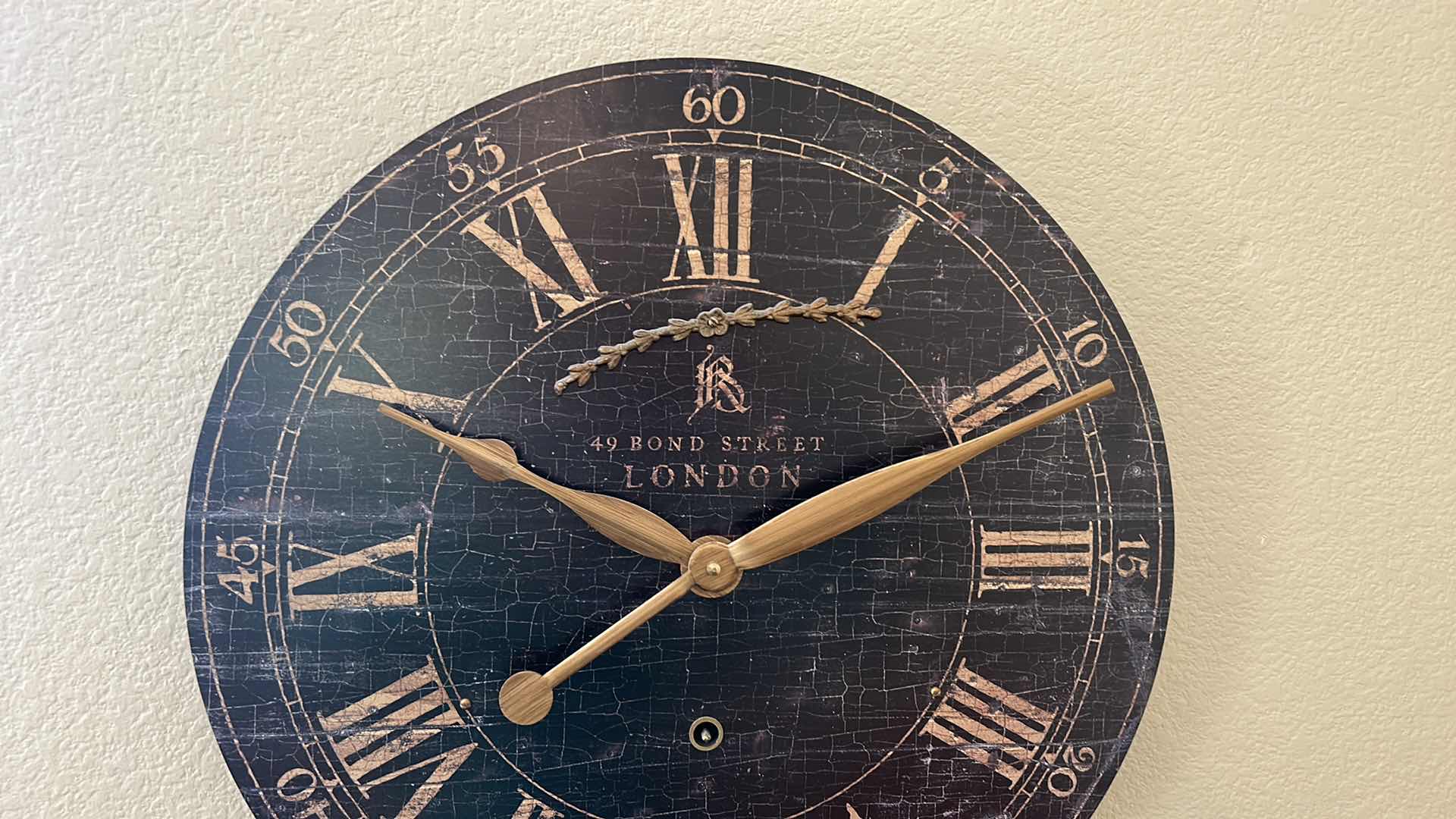 Photo 3 of HOME DECOR - WALL CLOCK 18" ROUND