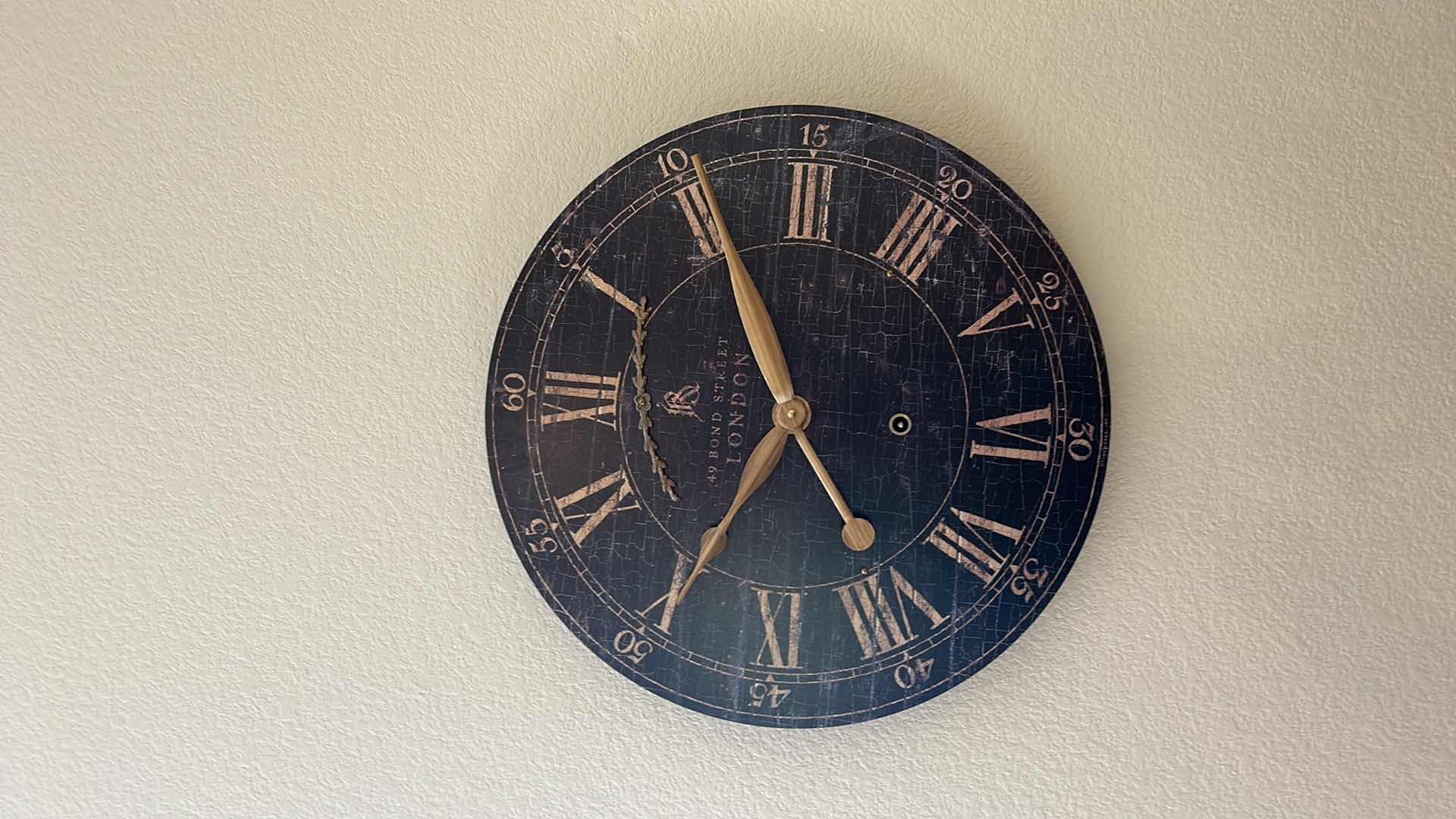 Photo 4 of HOME DECOR - WALL CLOCK 18" ROUND