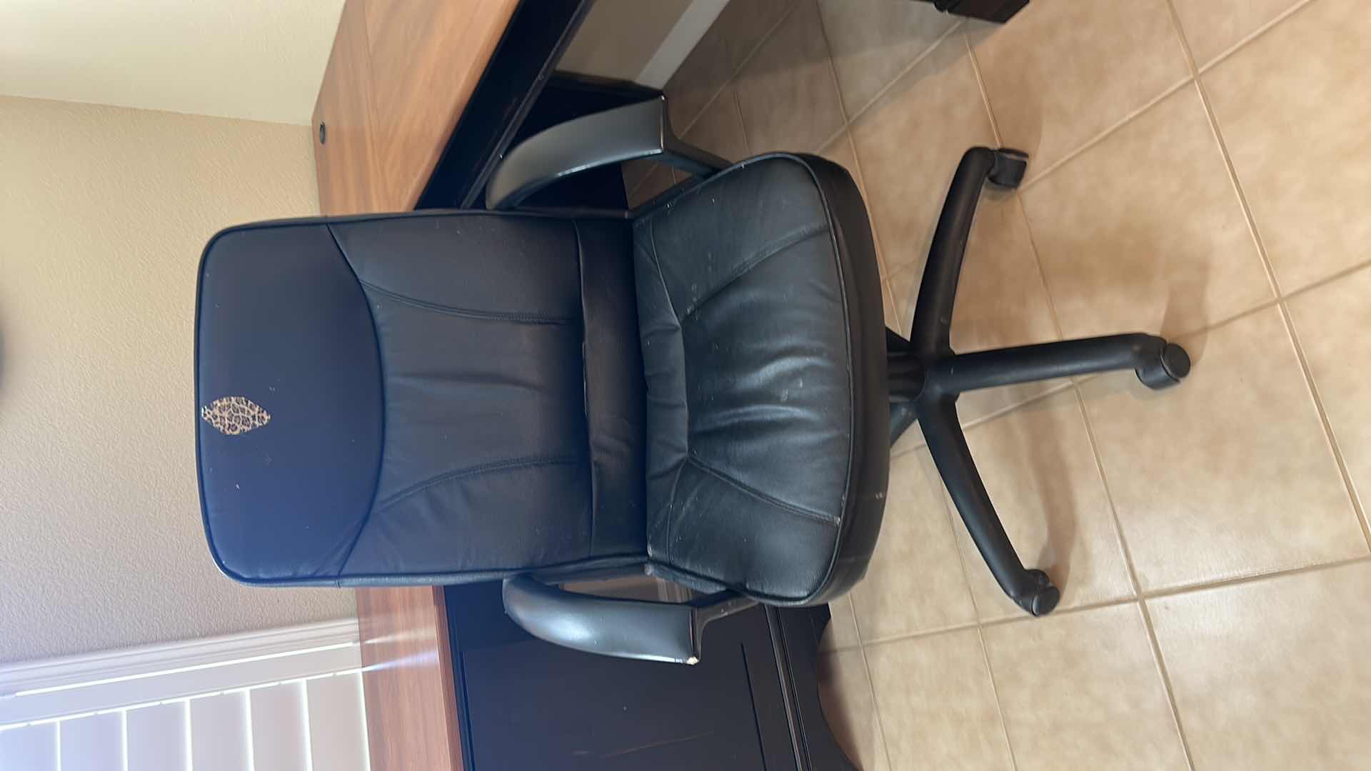 Photo 1 of EXECUTIVE DESK CHAIR